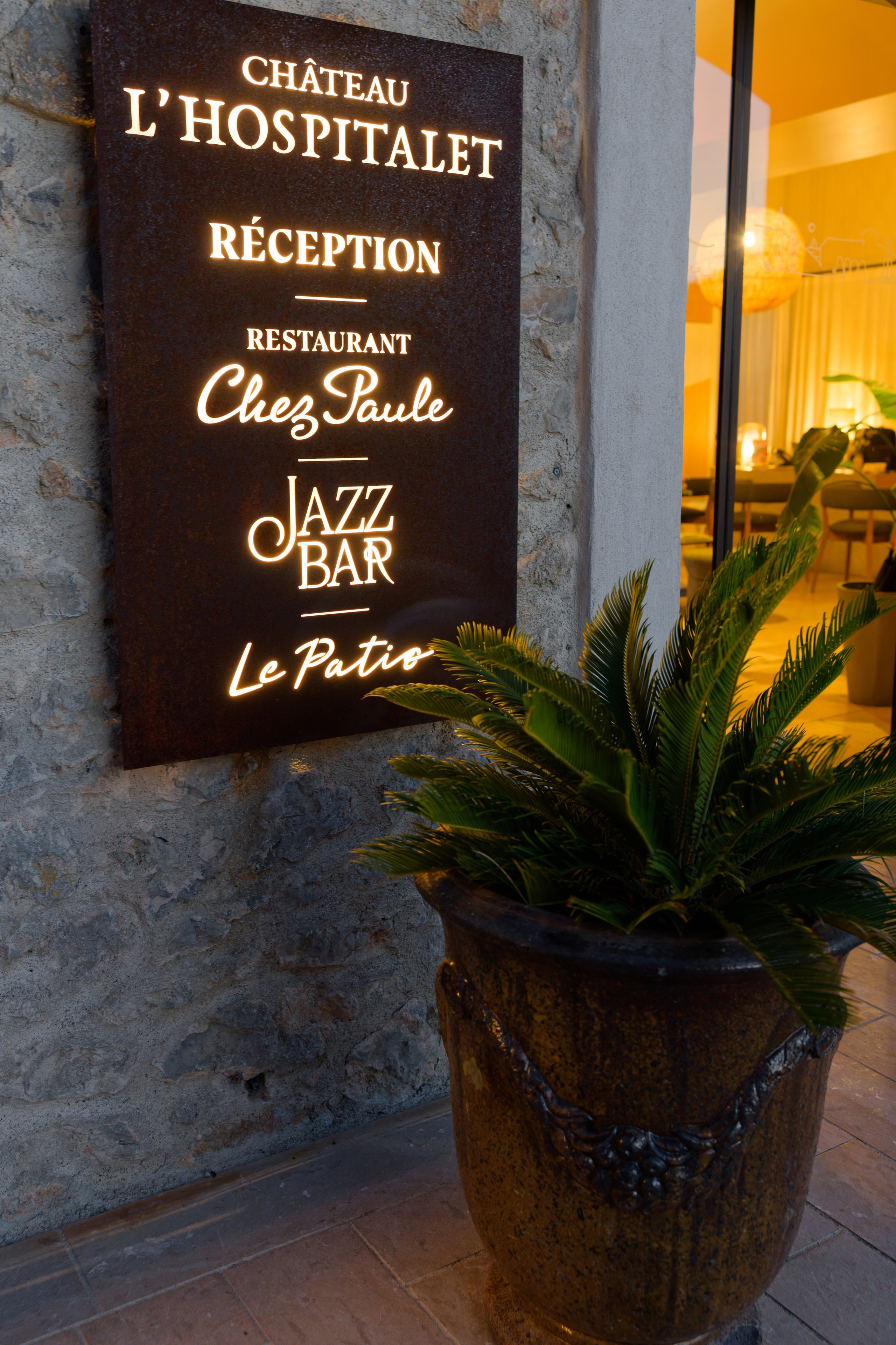 Welcome dinner at Château l’Hospitalet. Destination Wedding Photographer — Nikita Burtsev
