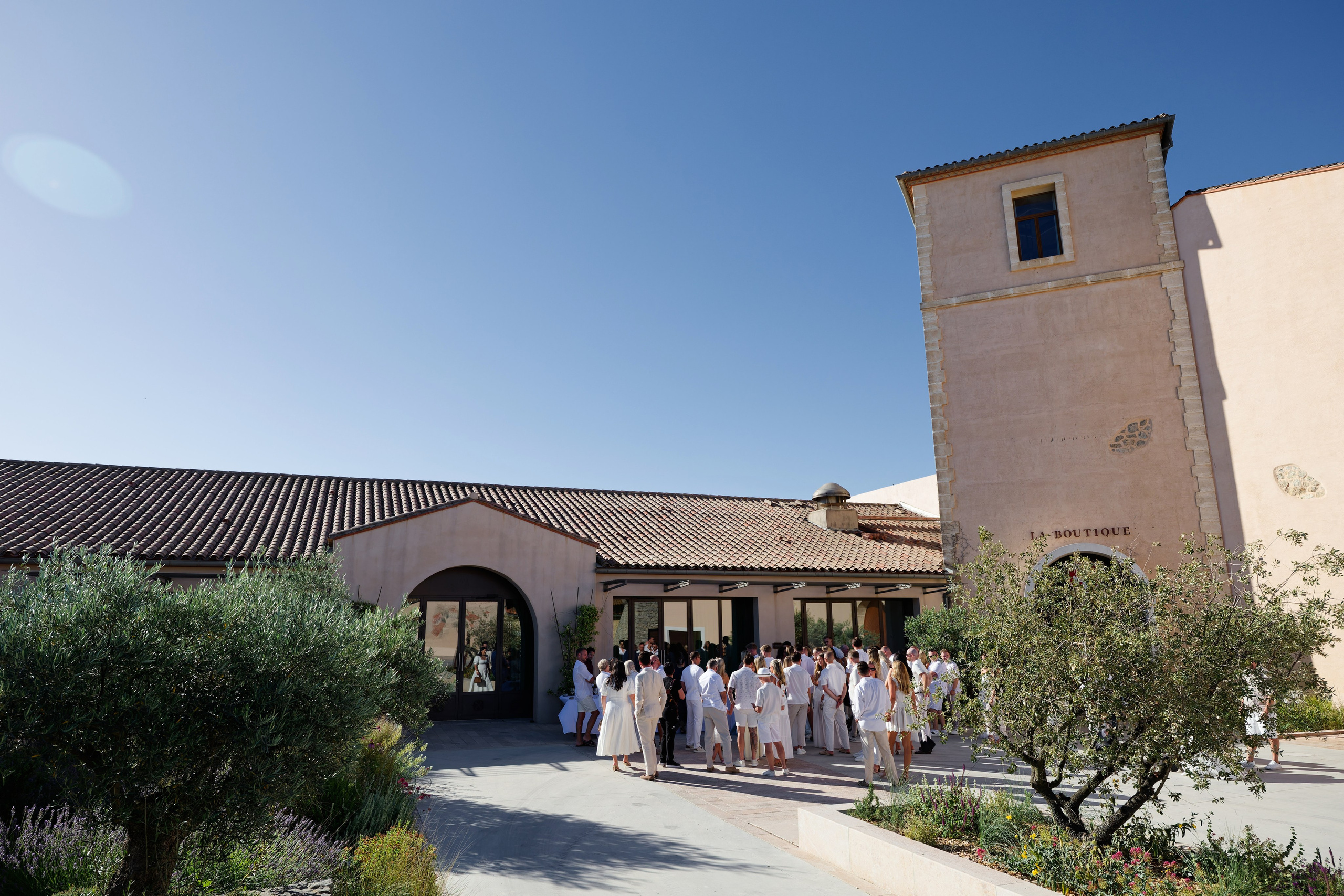 Welcome dinner at Château l’Hospitalet. Destination Wedding Photographer — Nikita Burtsev