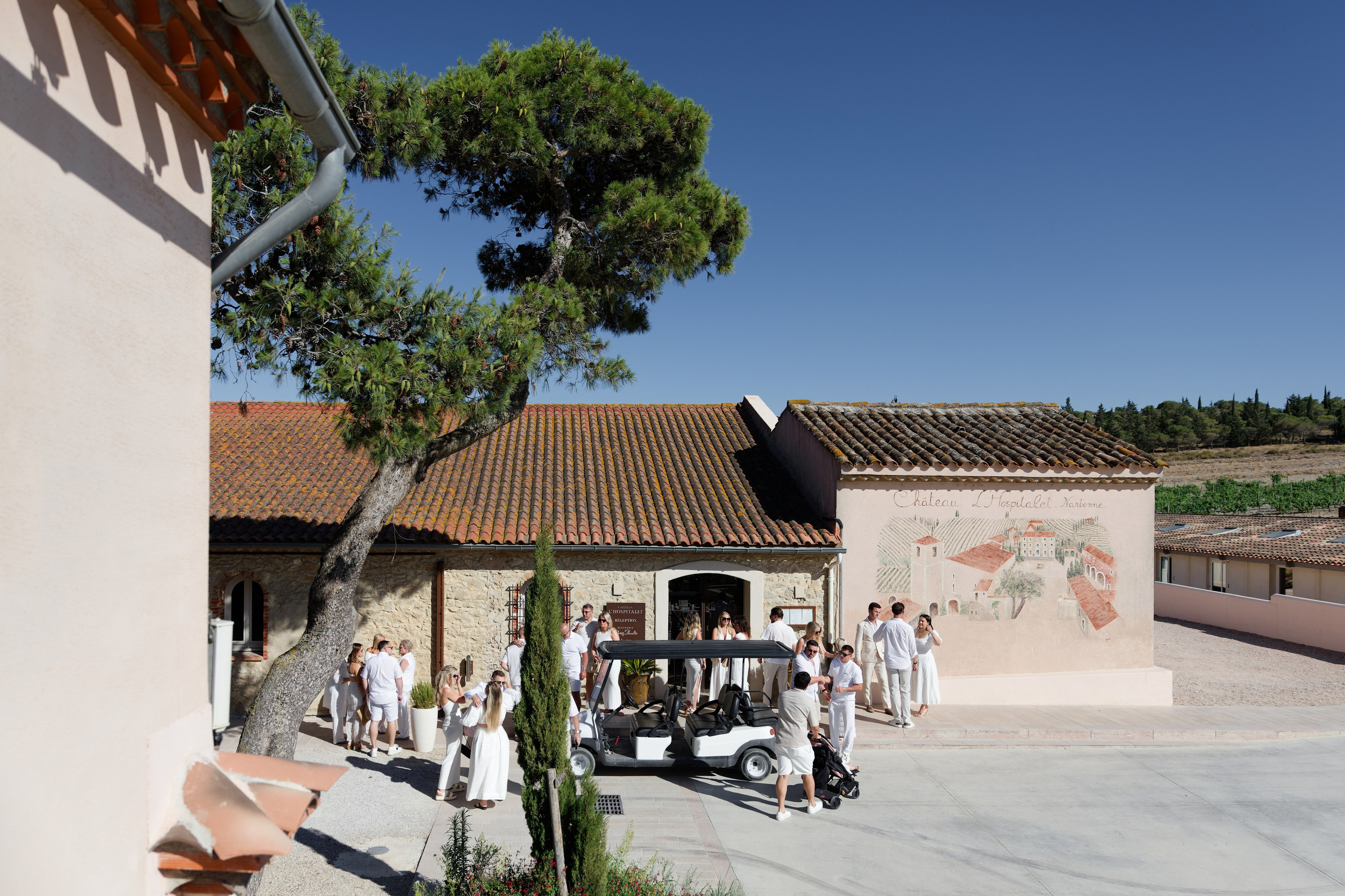 Welcome dinner at Château l’Hospitalet. Destination Wedding Photographer — Nikita Burtsev