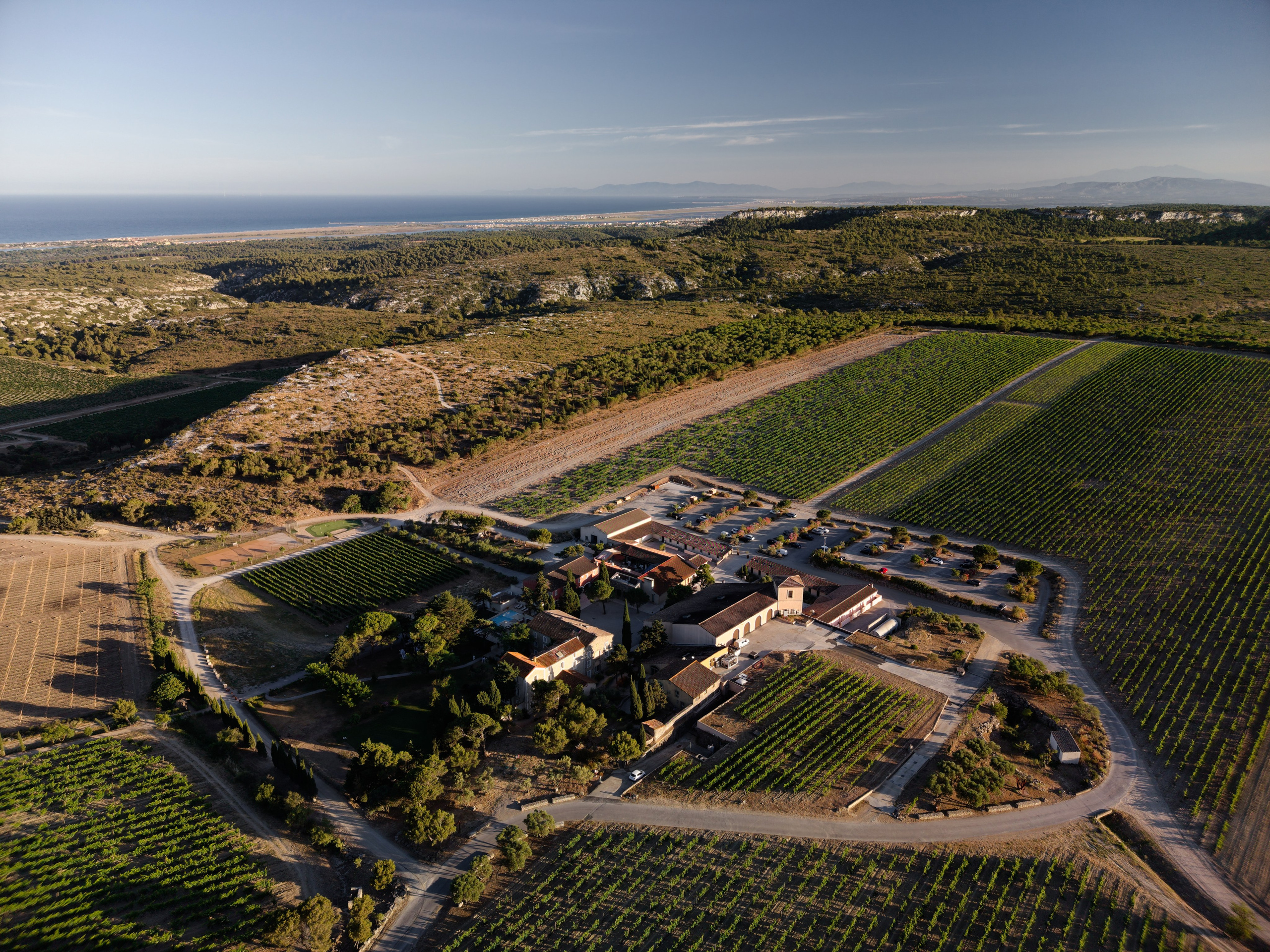 Welcome dinner at Château l’Hospitalet. Destination Wedding Photographer — Nikita Burtsev