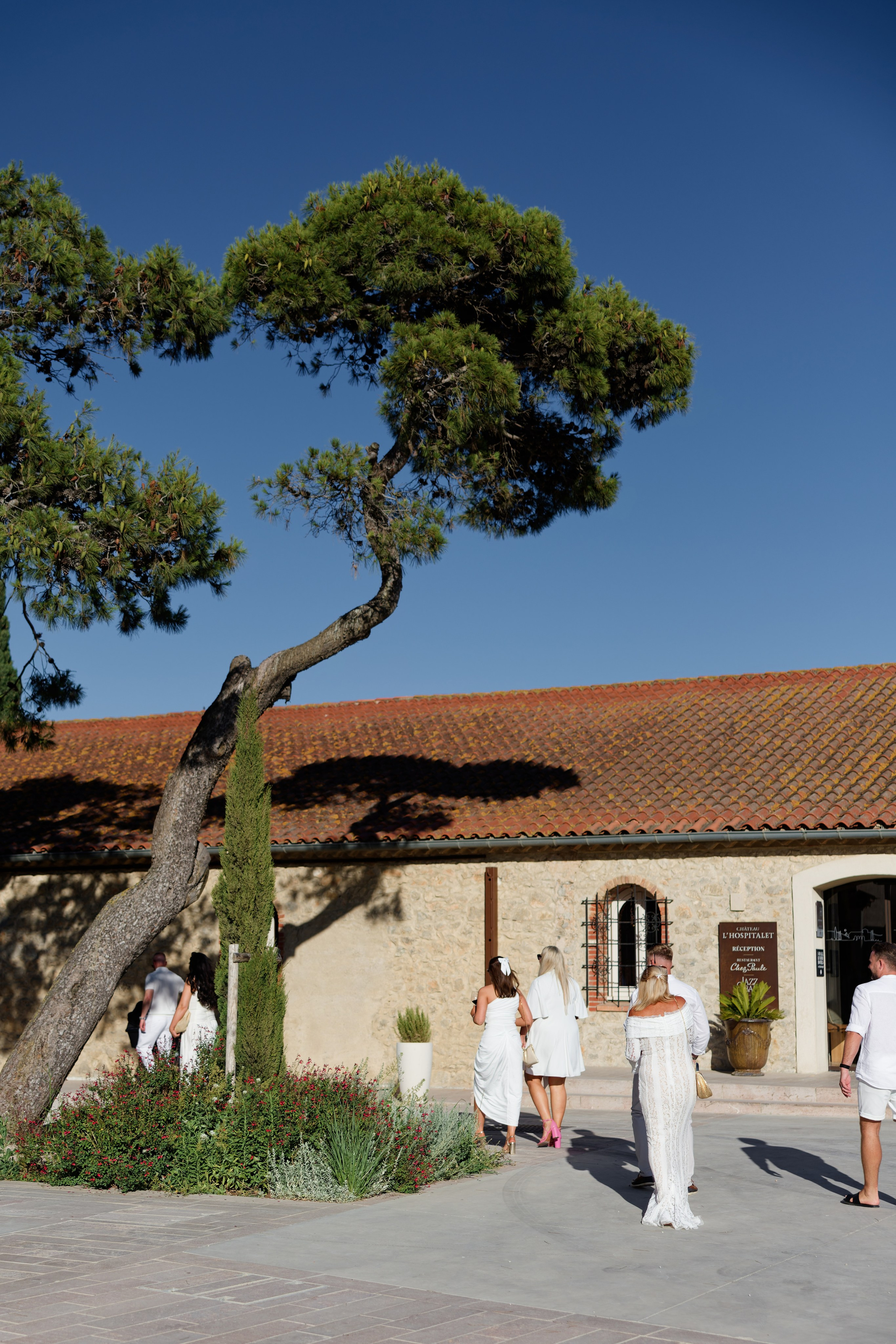 Welcome dinner at Château l’Hospitalet. Destination Wedding Photographer — Nikita Burtsev
