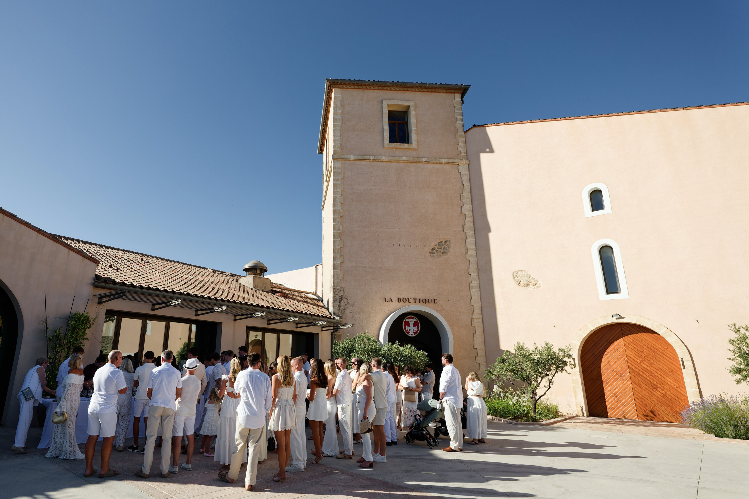 Welcome dinner at Château l’Hospitalet. Destination Wedding Photographer — Nikita Burtsev