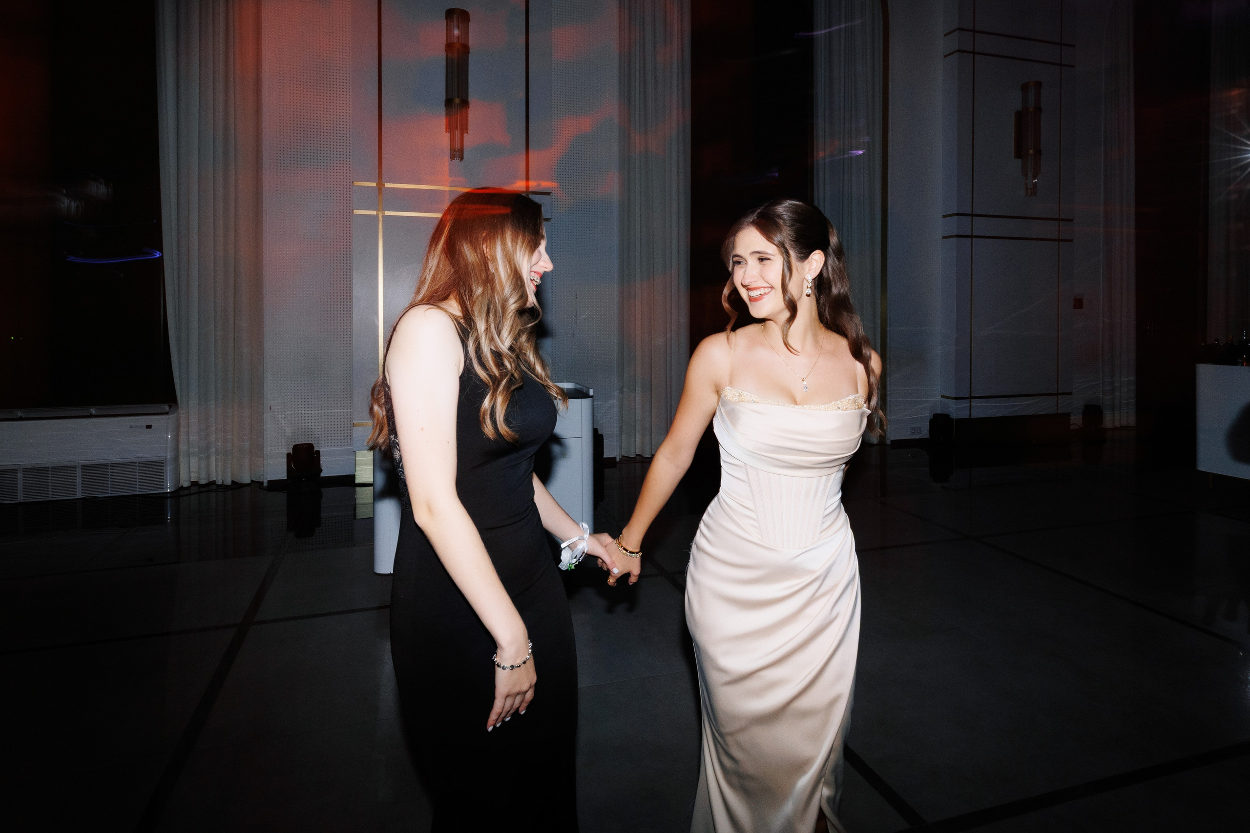 Fotograf profesionist de nuntă, poveste vizuală naturală, momente reale, film photography și digital, Moldova și Europa.