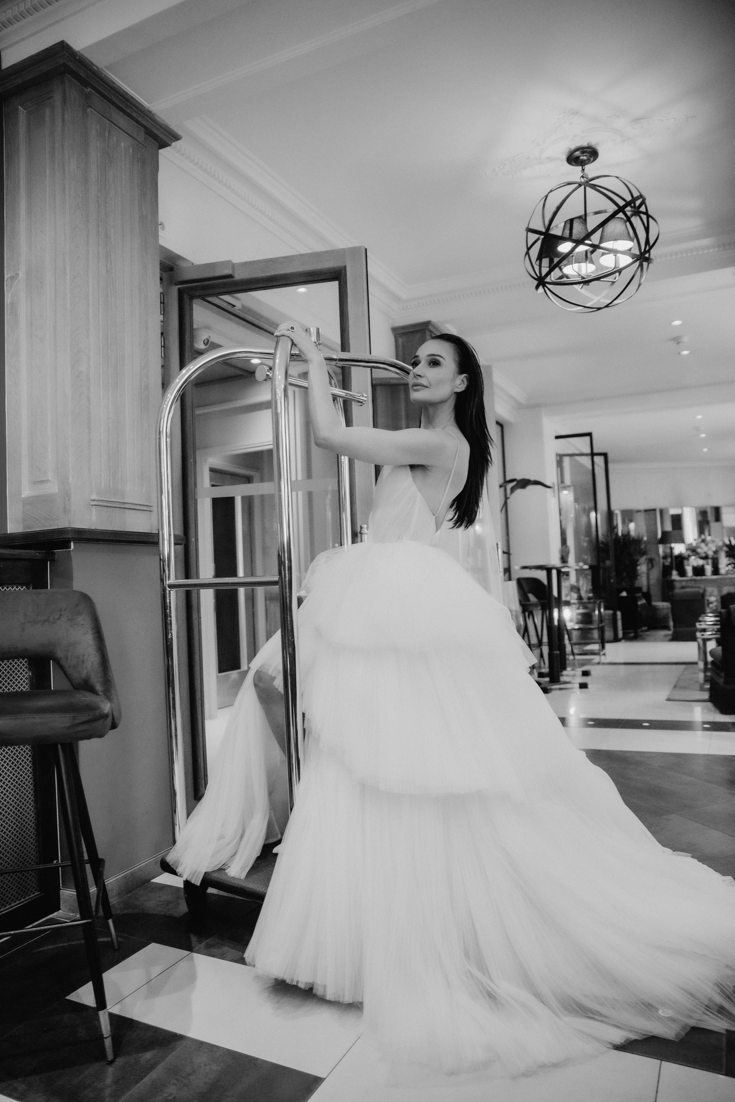 Suzi & Alex | Paris Wedding with a Vintage Car. Paris Wedding Photographer