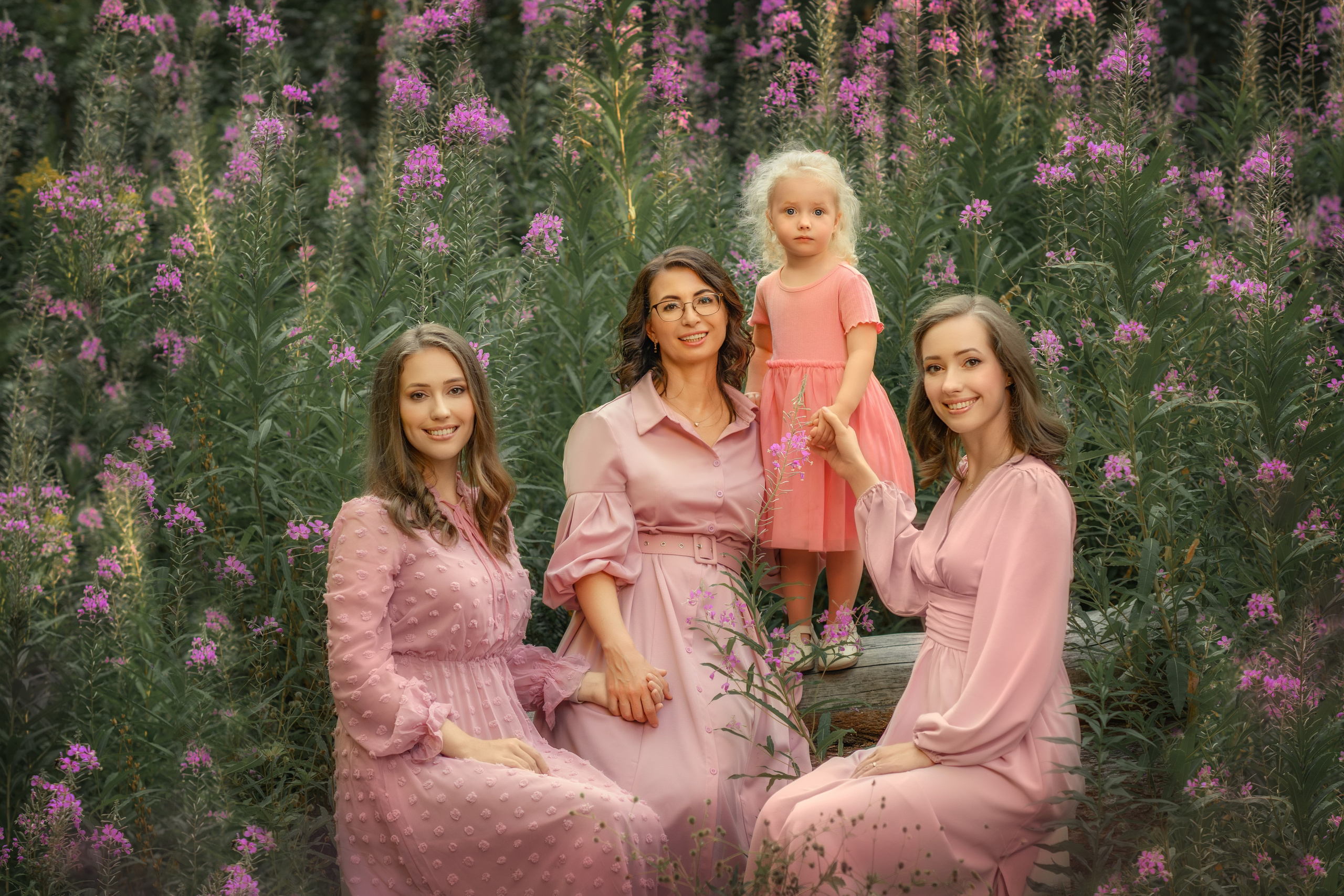 Family of Karina. Wedding & family photography in Seattle area. Helen Michelle photographer