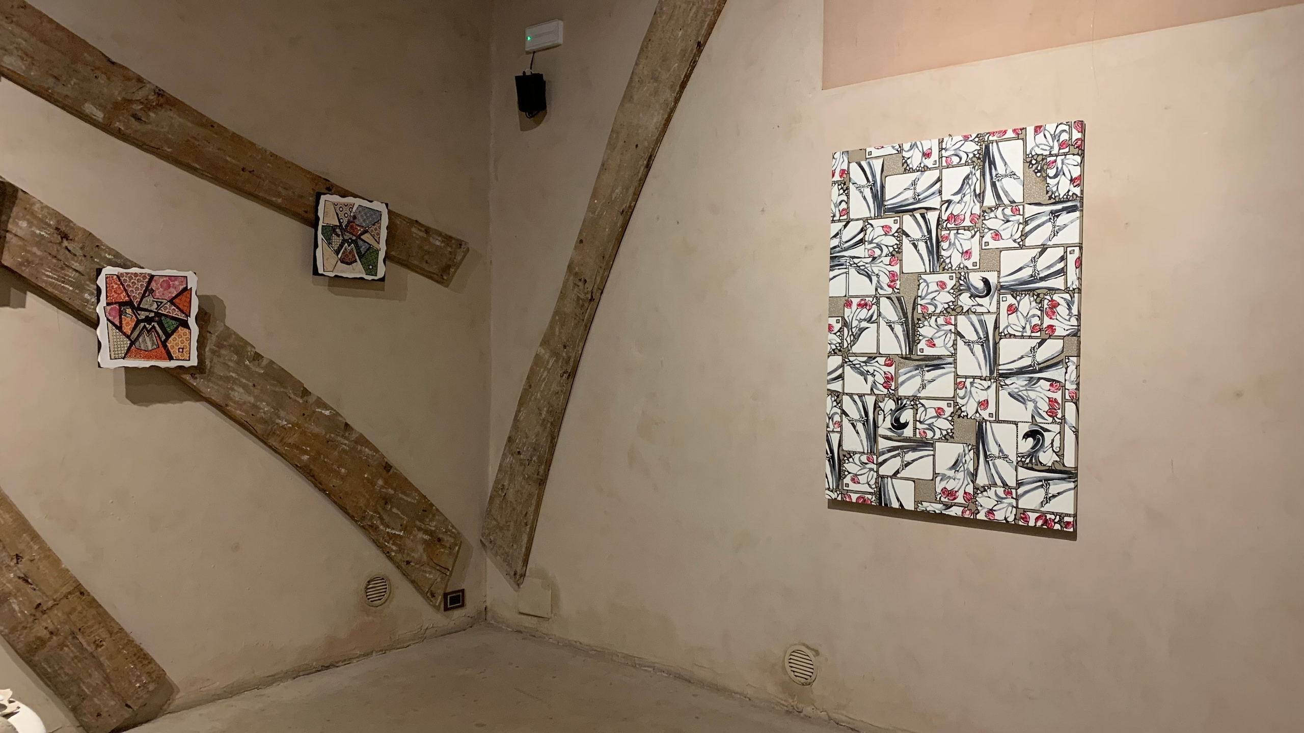 Tela “Merli e Tulipani”, tecnica mista su tela, linoleografia stampata a mano, ricamo e olio materico applicato a spatola, pattern floreale ripetuto, merli neri e tulipani rossastri su fondo bianco e nero, opera decorativa e da collezione.