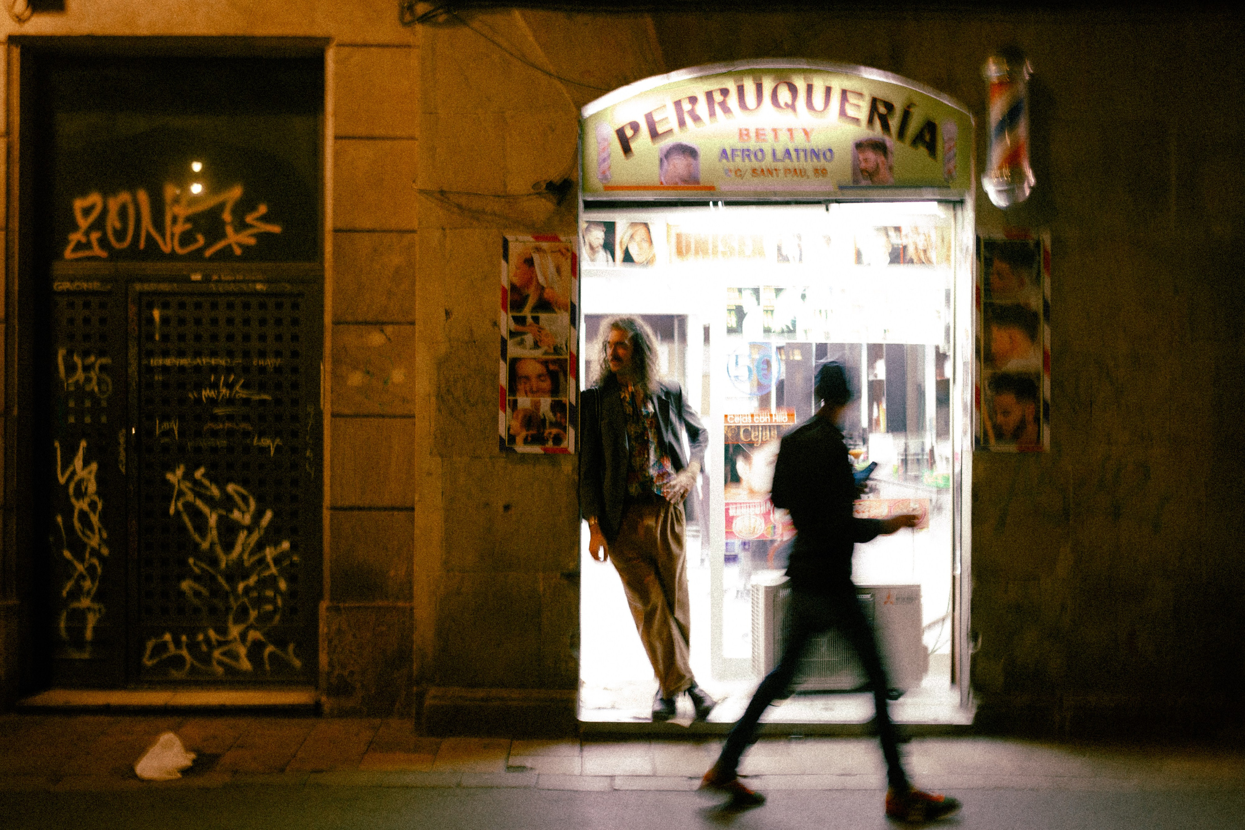Fotografía nocturna con el músico Mateo en el Raval de Barcelona – retratos urbanos espontáneos. Marina Kálcheva – Photographer, Videographer & Visual Artist in Barcelona