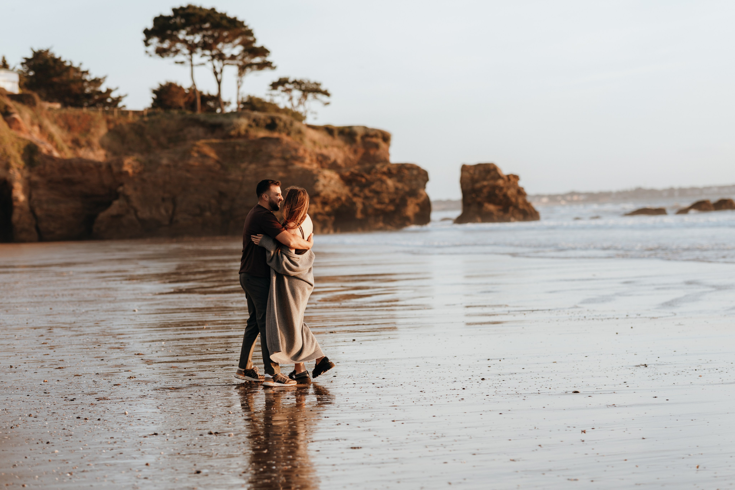 Sunset maternity photoshoot. Annah Louwagie — Lifestyle photographer for couples, families & brands | France & worldwide