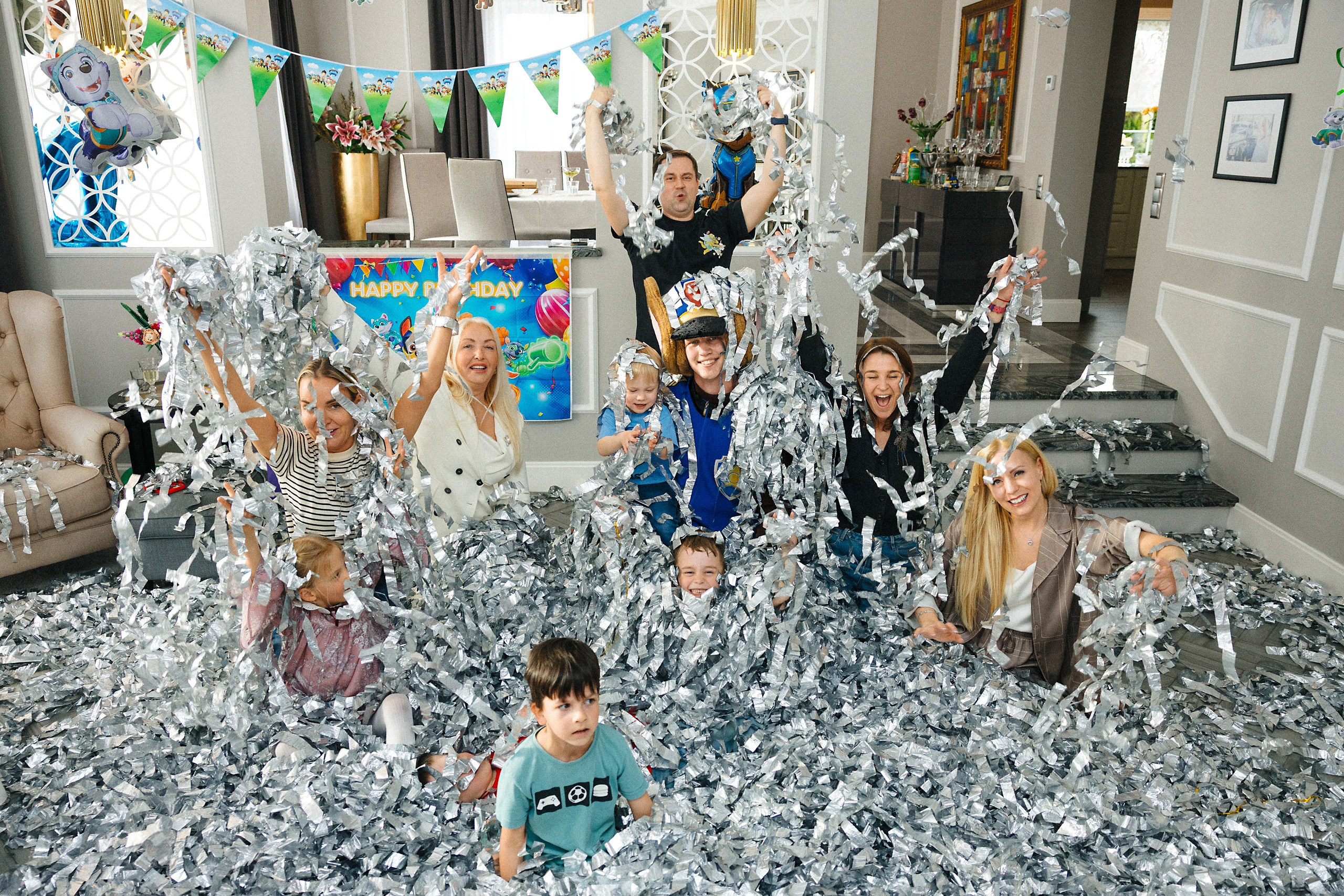 Яркая фотосессия детского праздника с аниматором и блестящей дискотекой из фольги в Риге. Евгений Тимофеев | Свадебный и контент-фотограф и видеограф в Риге