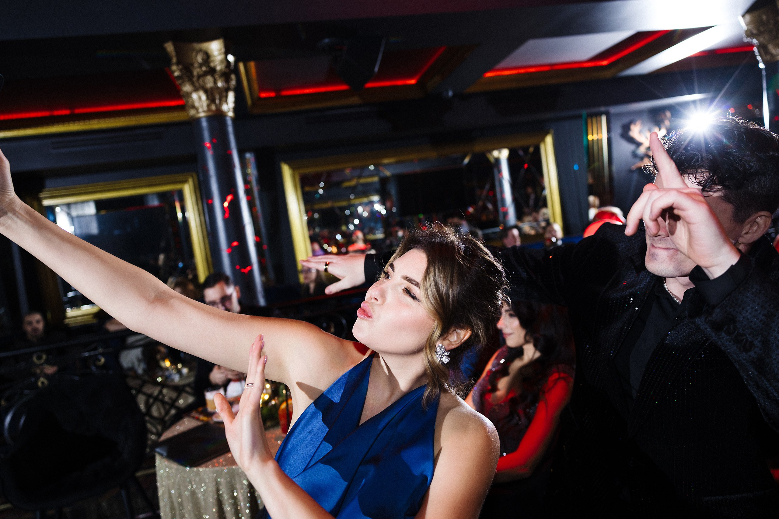 Новогодняя фотосессия в стиле «Оскар» для компаний — свет софитов и звёздные кадры. Евгений Тимофеев | Свадебный и контент-фотограф и видеограф в Риге