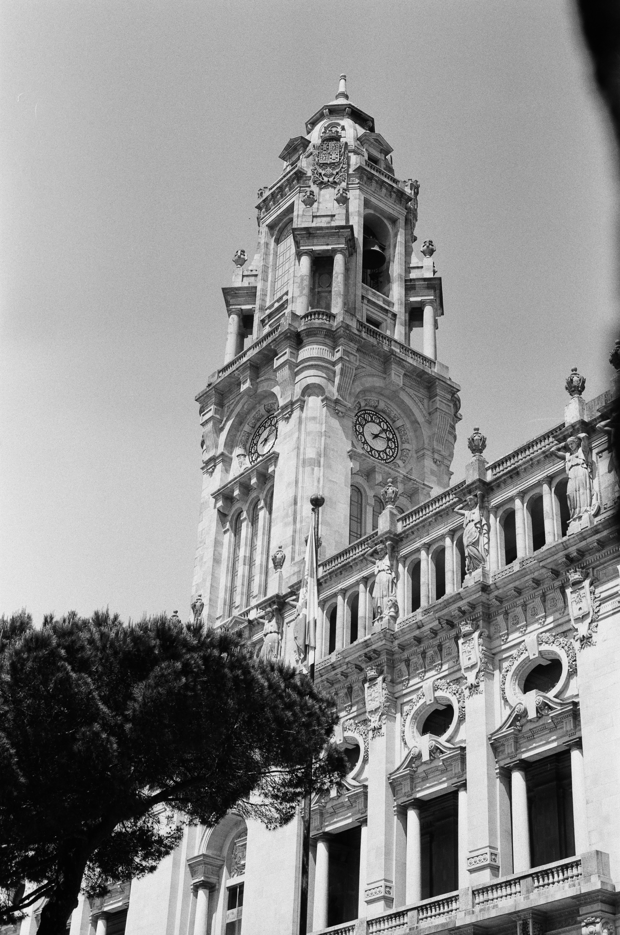 Barocker Turm der Igreja dos Clérigos in Porto