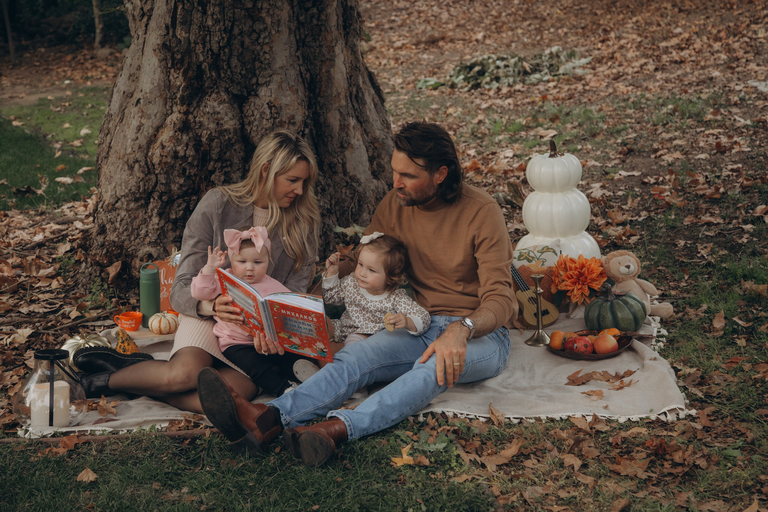 Family in nature. Family and children’s lifestyle photographer Elena Tumanova