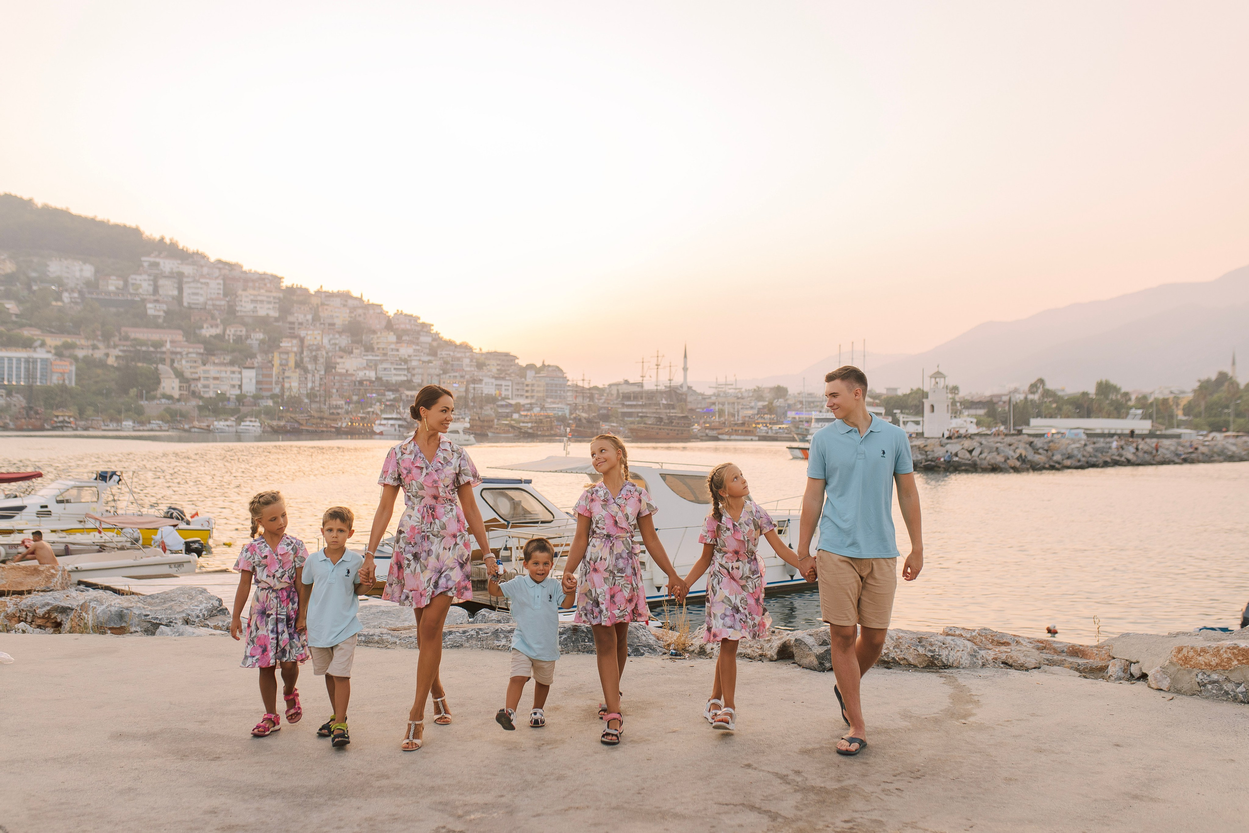 Фотограф в Алания. Фотосессия для большой и нарядной семьи в порту Аланьи.Семейная съемка в порту. Морская прогулка для всей семьи. Фотограф в Алании в Турции, Аланья, Сиде, Белек, Анталия, Кемер, Конаклы, Окурджалар. Фотосъемки в Алании. Фотосессия в Алания.Алсу Девели