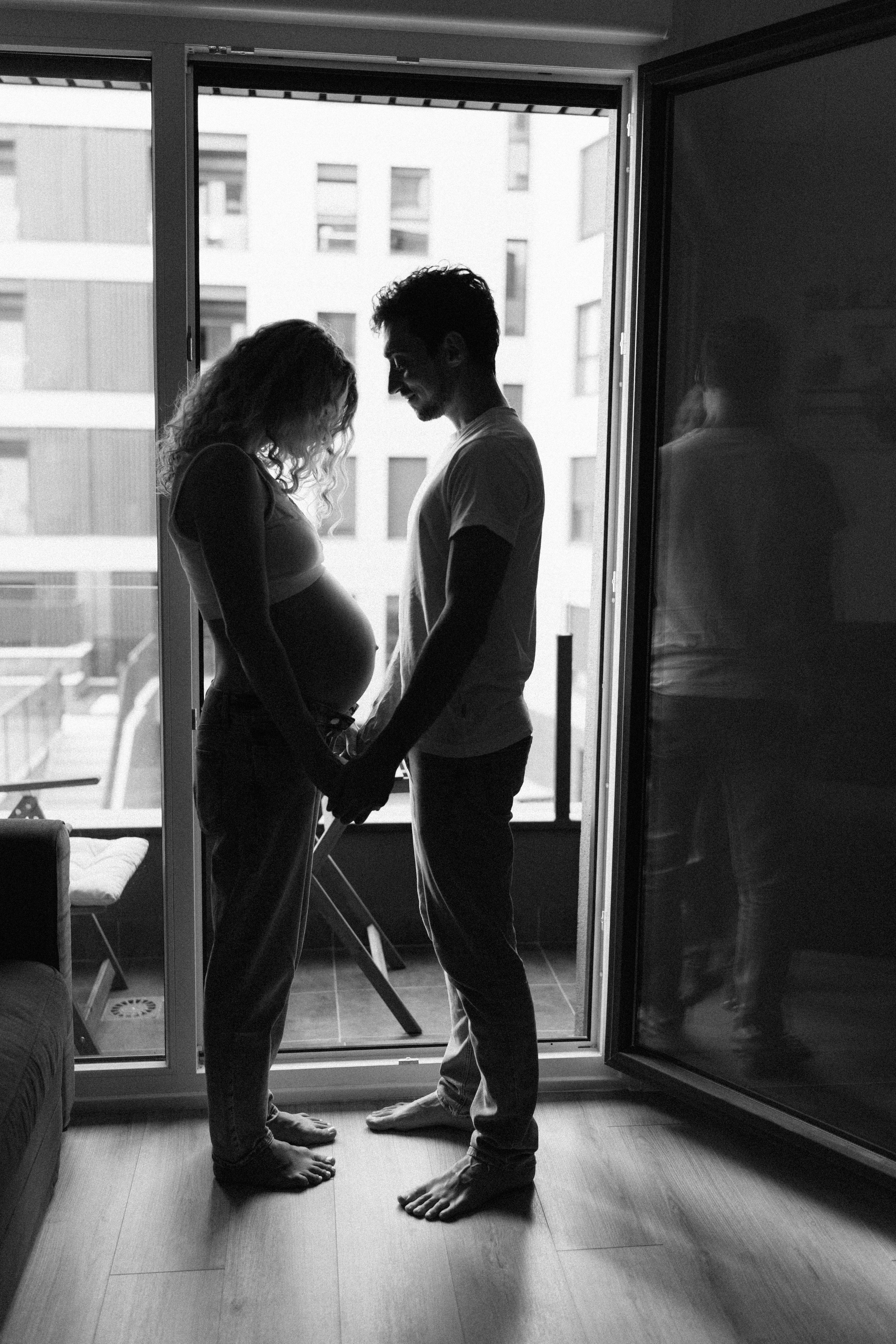 Candid pregnancy photoshoot in the park. Photographer in Madrid, Spain. Alyona Belyaninova