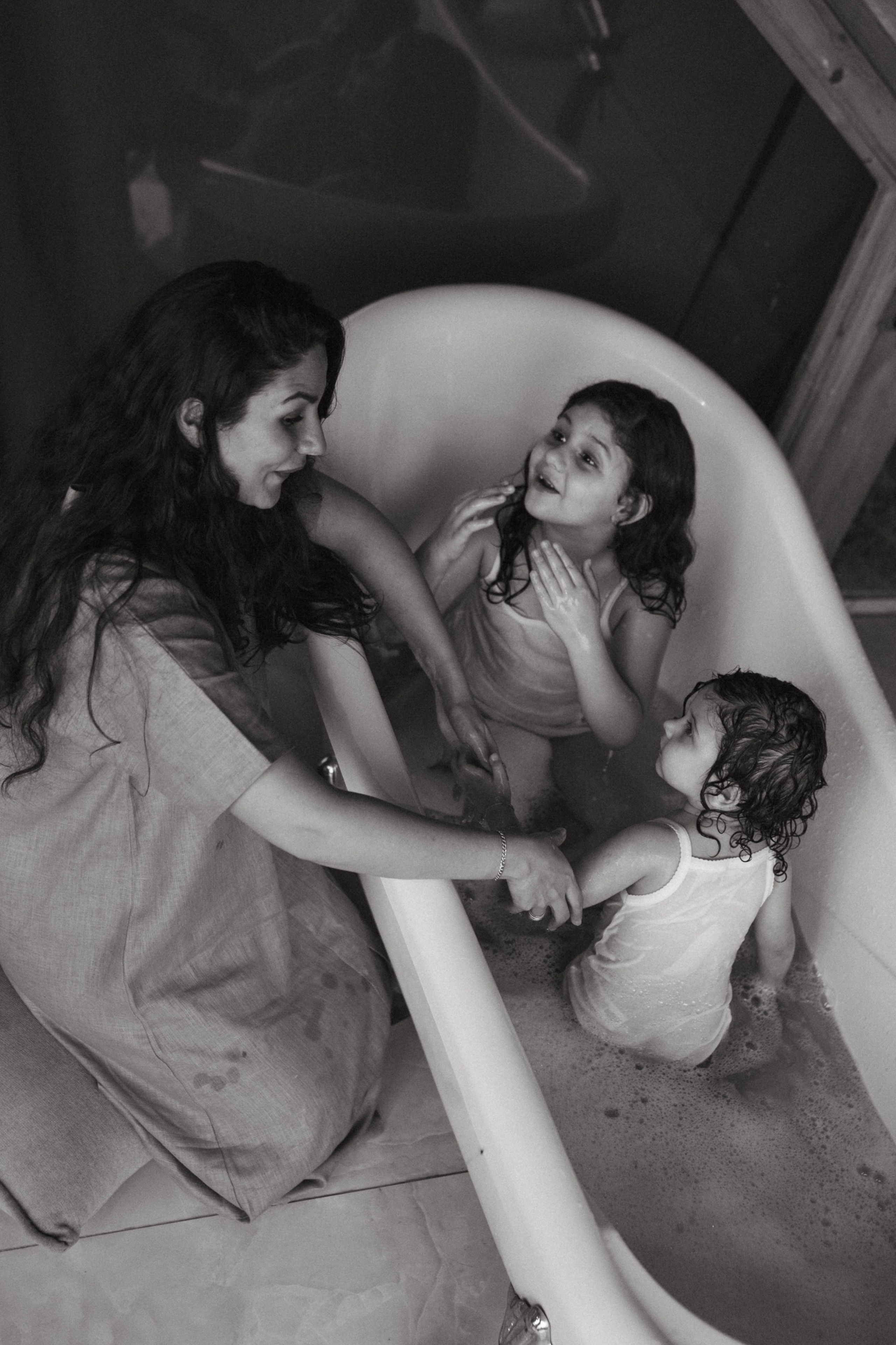 Amnah with daughters. Family photographer in Saudi Arabia