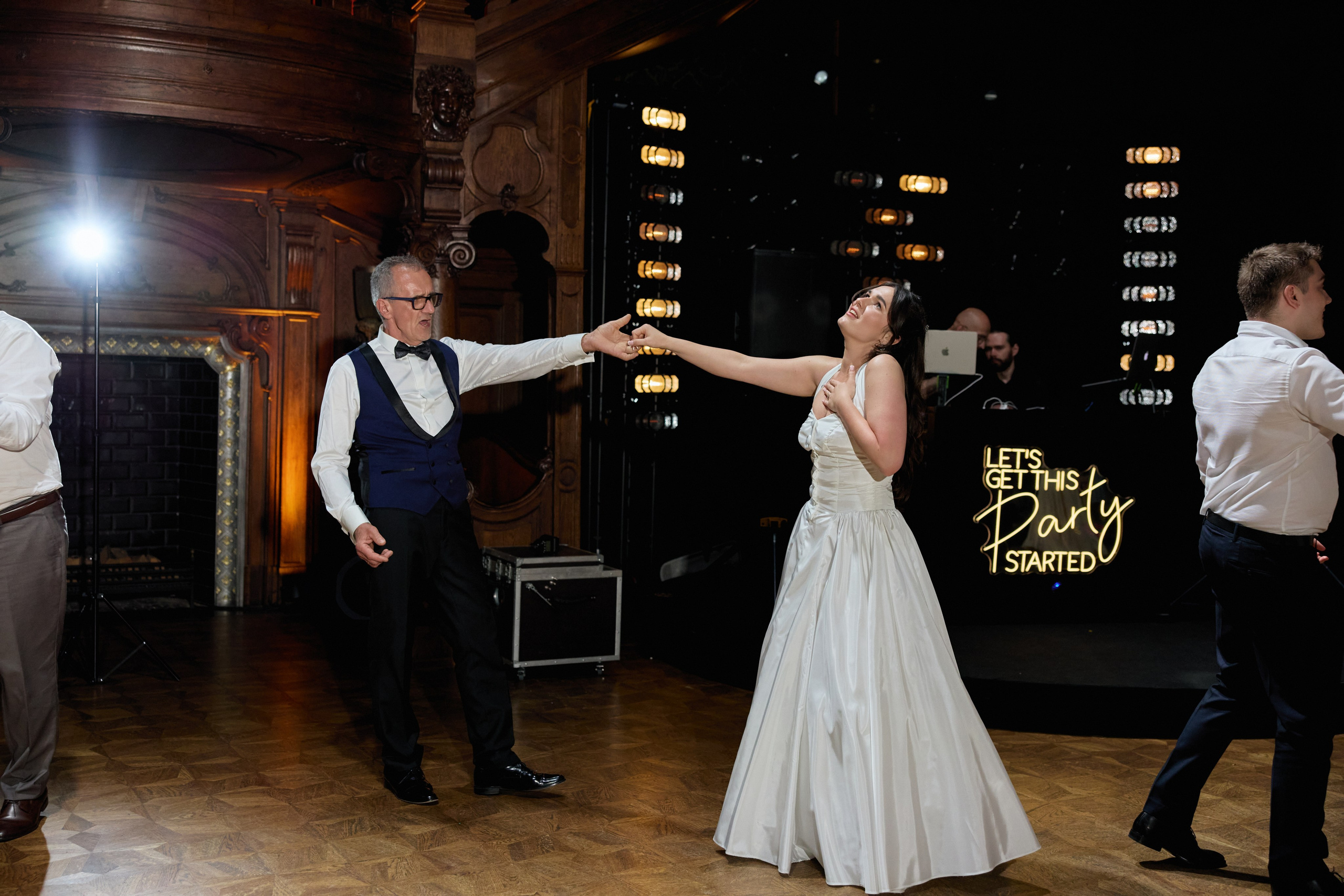 Wiktoria & Kacper. Pałac Goetz. Fotograf ślubny i rodzinny w Krakowie Yana Klymova