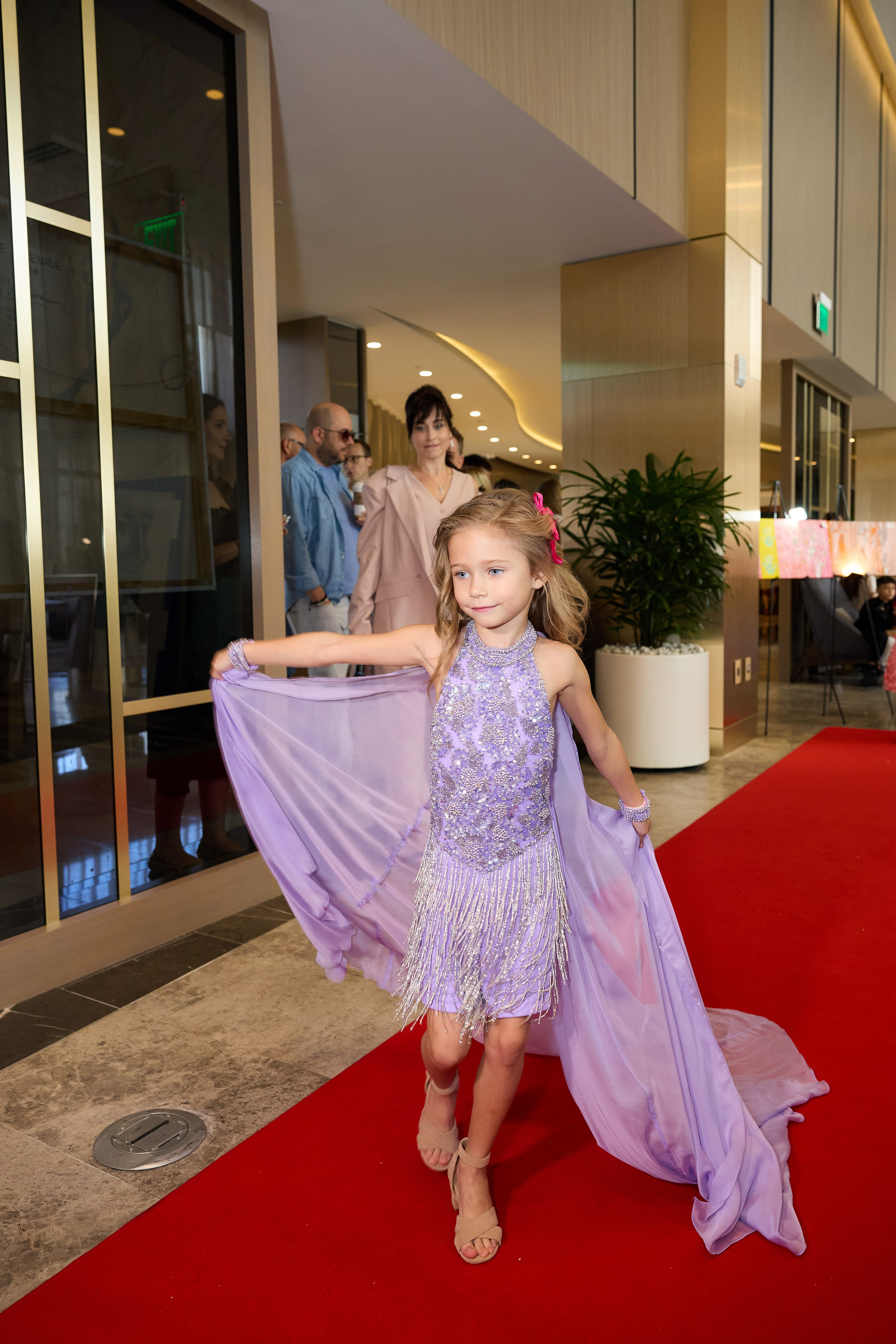 Авторская благотворительная художественная выставка Дианы Бортник. Фотограф Юлия Маковеева