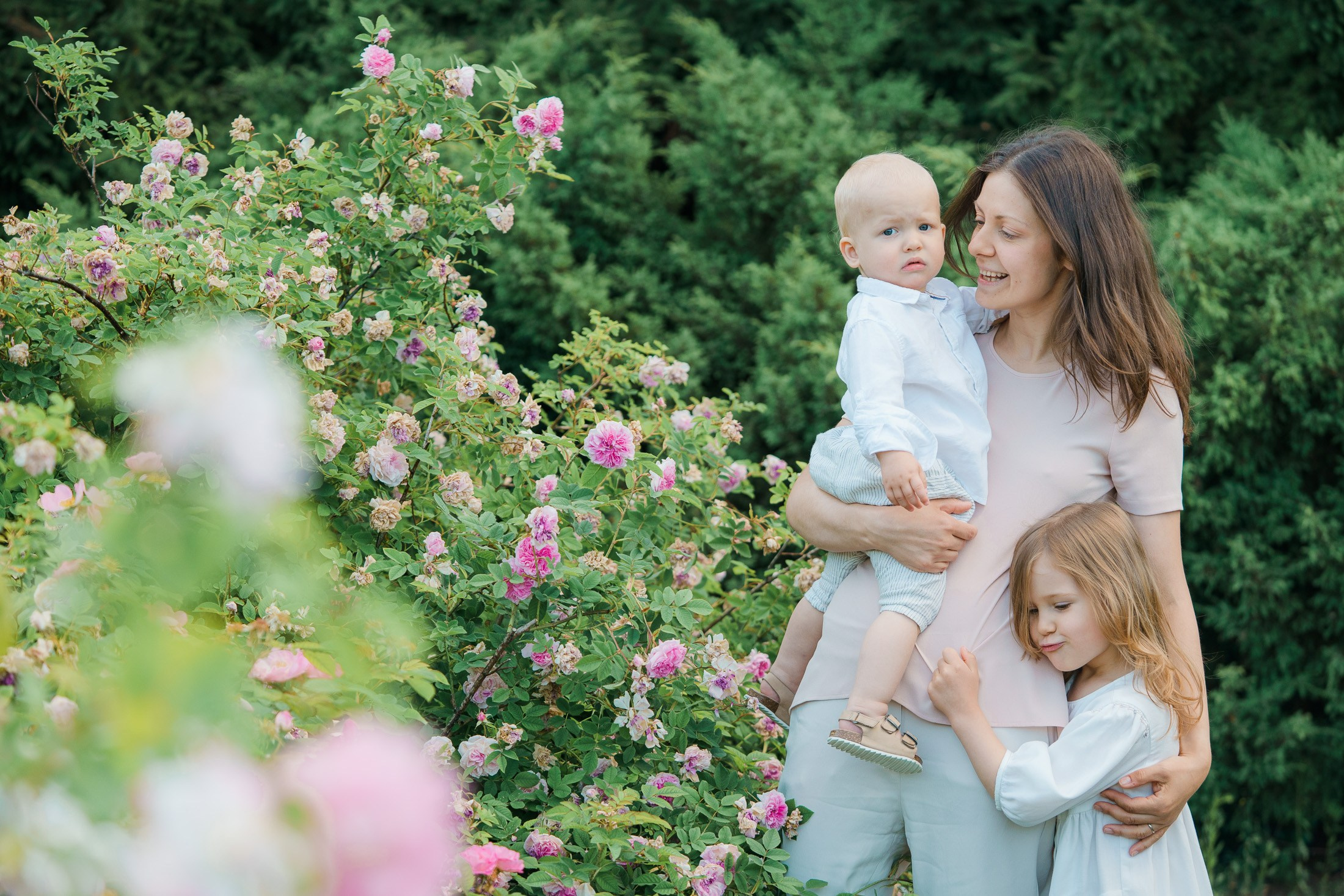 Äiti-lapsikuvaus Helsingin ruusutarhassa