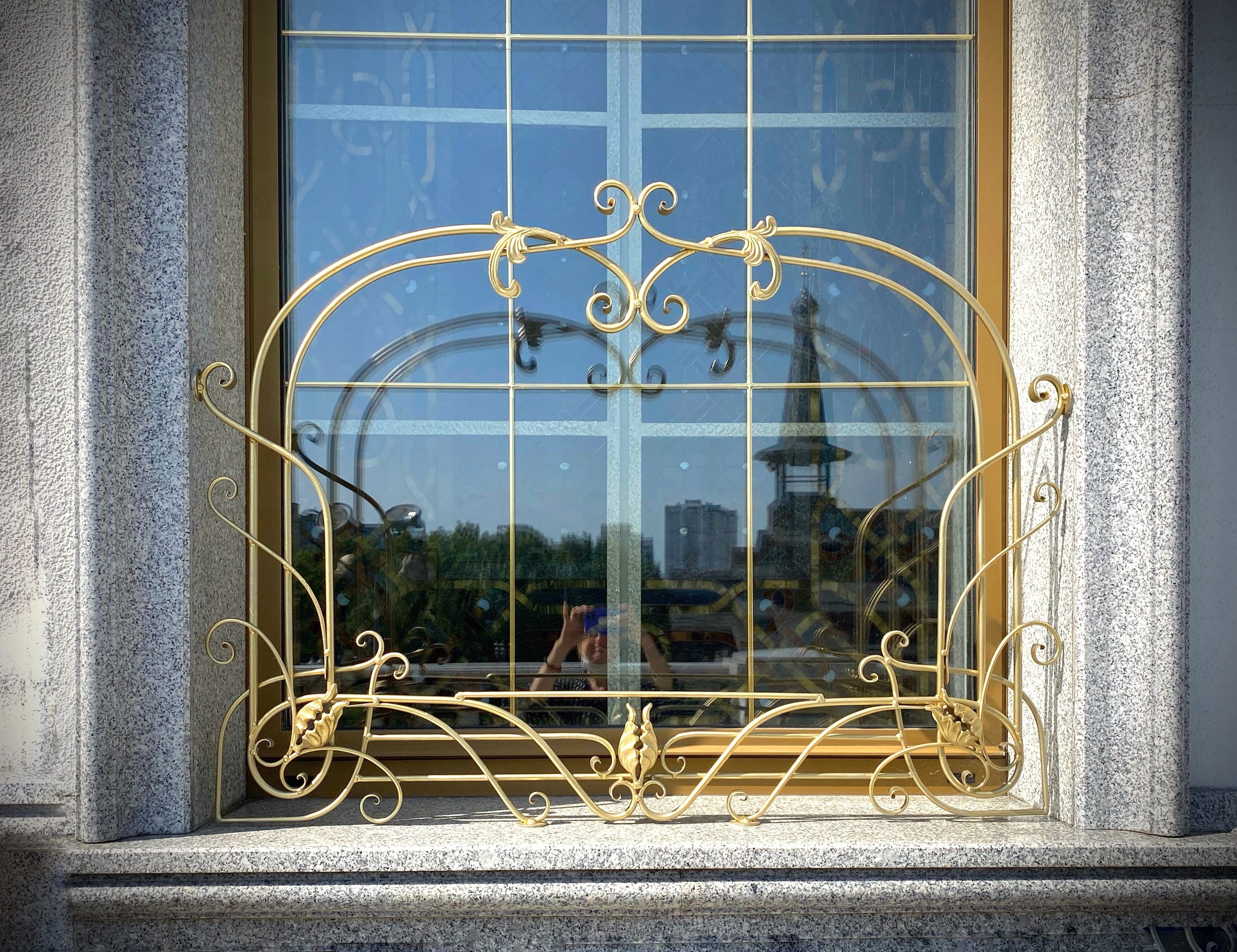 Цветочницы Храма-памятника в честь Всех Святых и в память о жертвах, спасению Отечества нашего послуживших в городе Минске Минской Епархии Белорусской Православной Церкви. 2018 - 2020 г. Сталь, лазерная резка, художественная ковка, сварка.