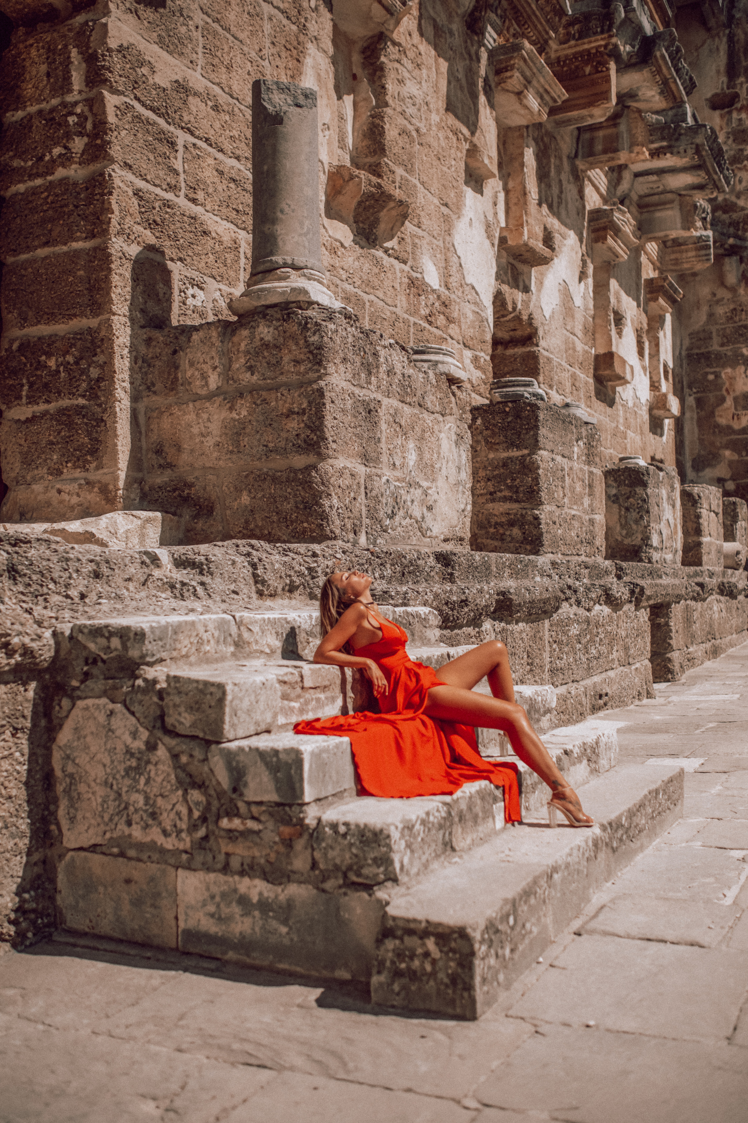 красивая поза для фотосессии, блондинка с красивым телом.Фотограф в Анталии. Фотограф Анталия. Фотограф Анталья. Жизнь в Анталии. Фотограф Белек. Фотограф Алания. Фотограф силе. Фотограф Кемер. Фотограф Турция. Фотосессия возле дома . Фотосессия в ванне. Позы для фотосессии в Анталии. Позы для фотосессии. Аспендос. Амфитеатр Аспендос. Что посмотреть в Белеке.