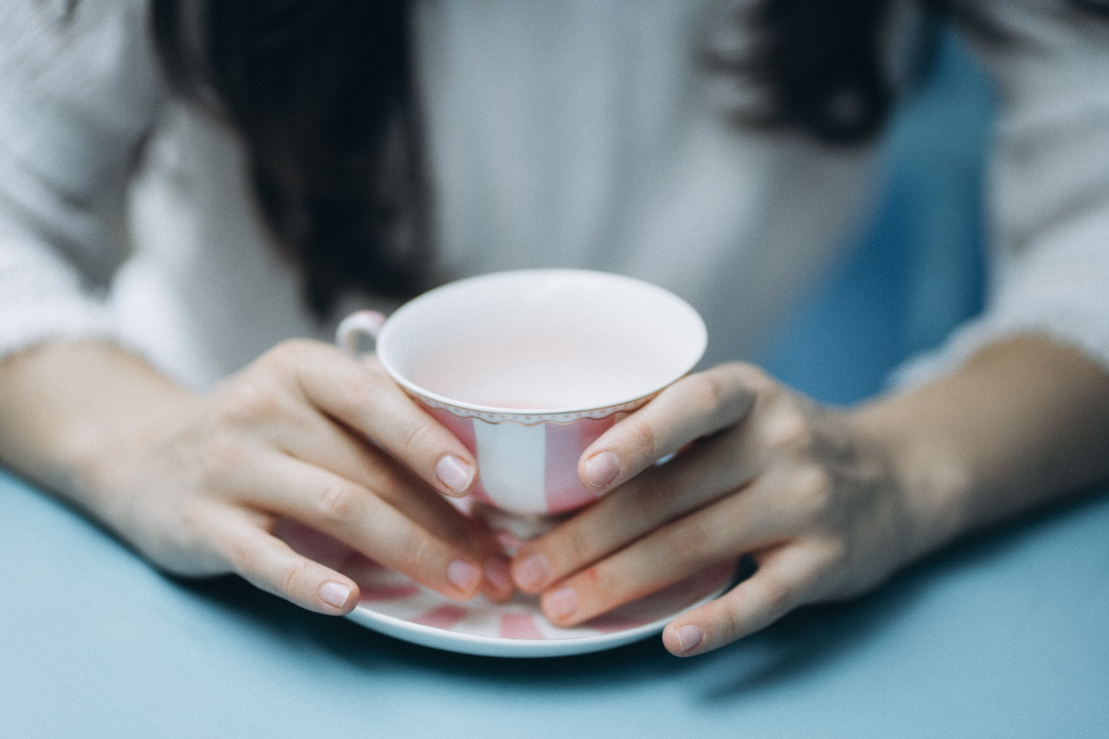 Nahaufnahme einer Frau mit Tasse Kakao – natürliches Portrait Dresden