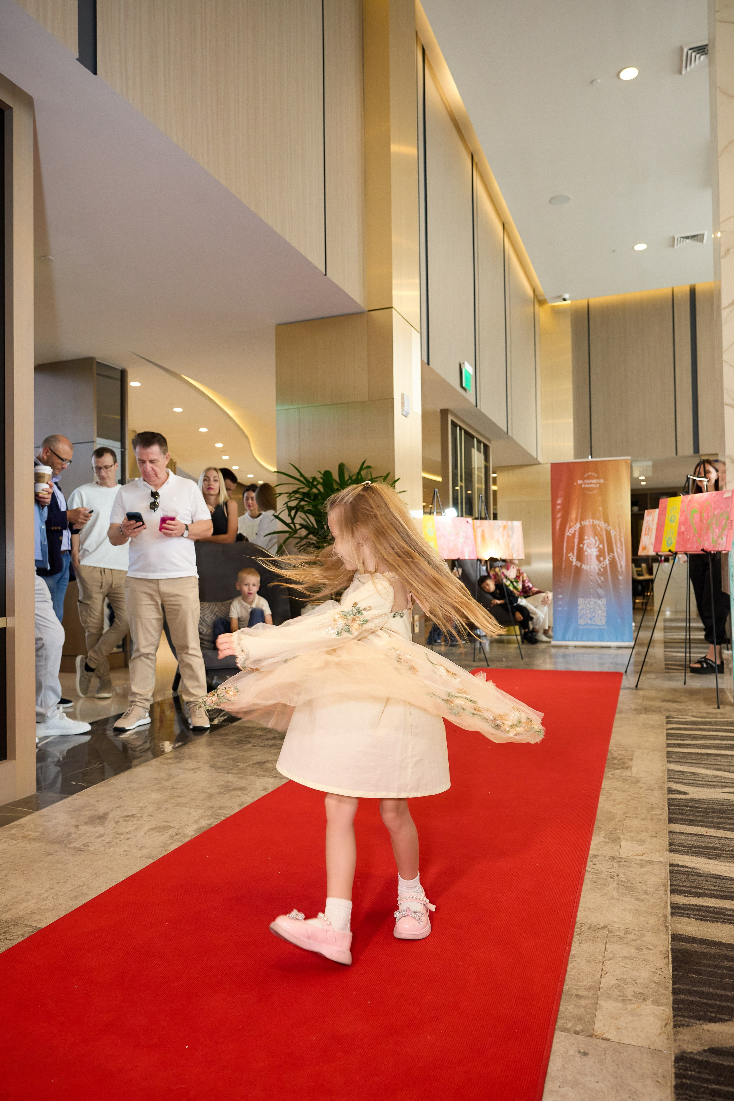 Авторская благотворительная художественная выставка Дианы Бортник. Фотограф Юлия Маковеева