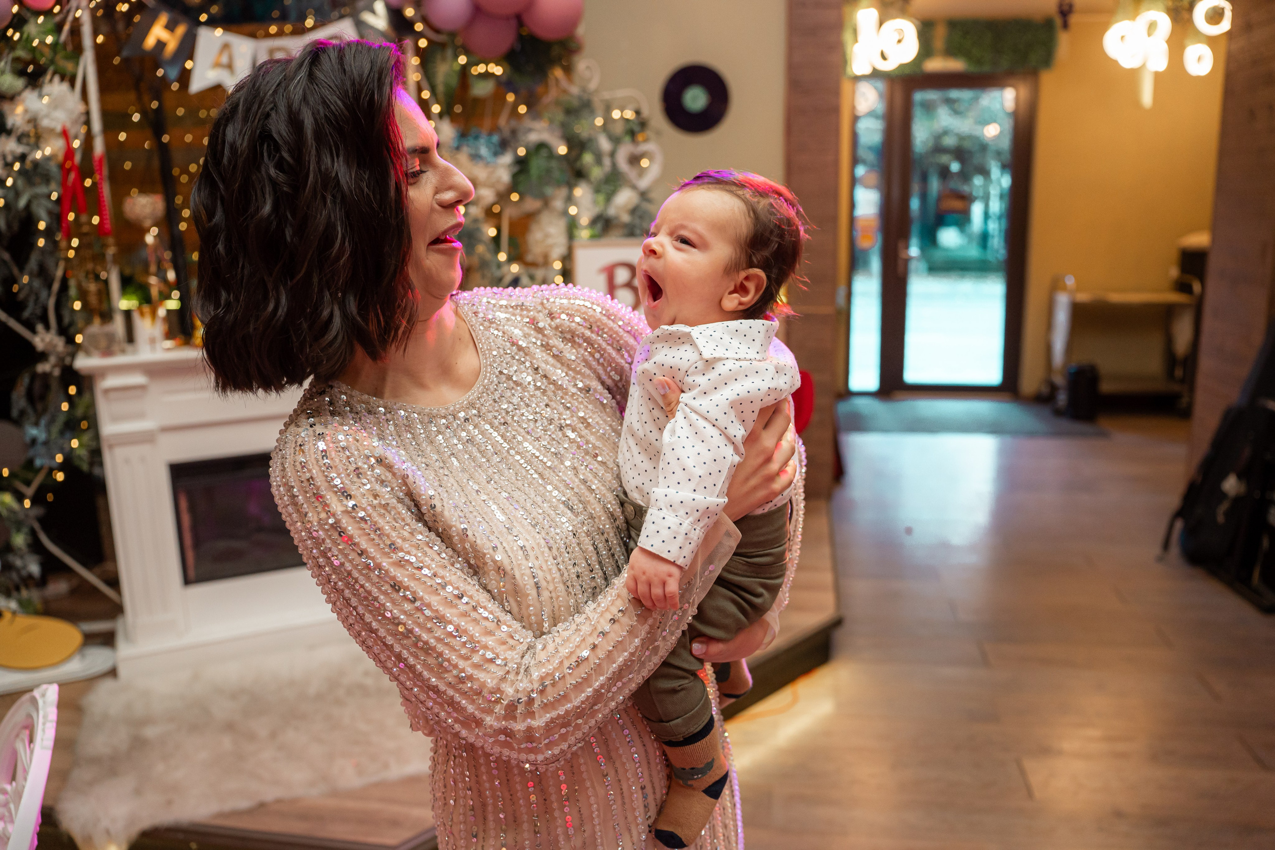 bebelus la petrecerea de botez