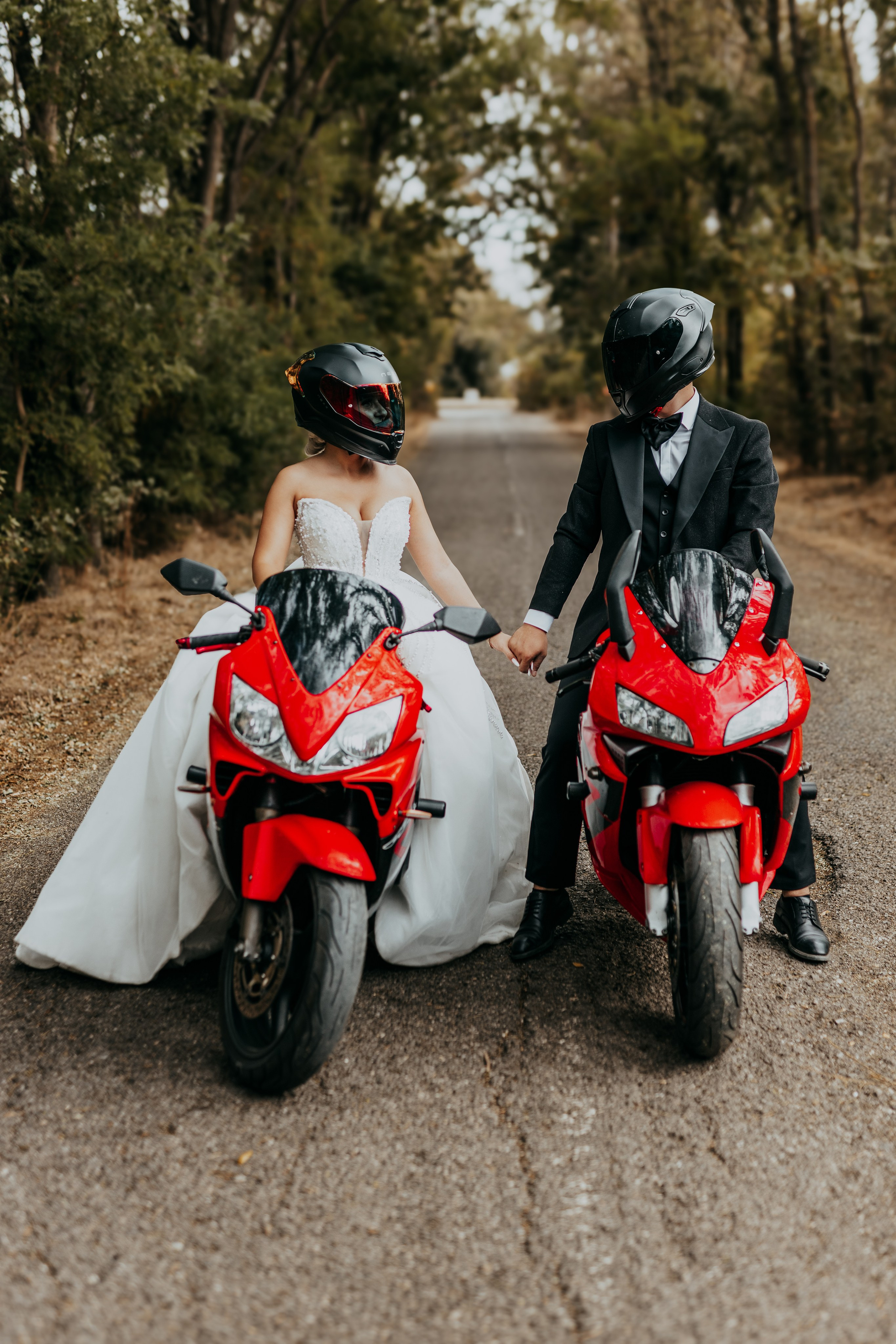 Trash the Dress cu motocicliști — ședință foto de poveste. Lucian Dedeu — Fotograf de nuntă și eveniment