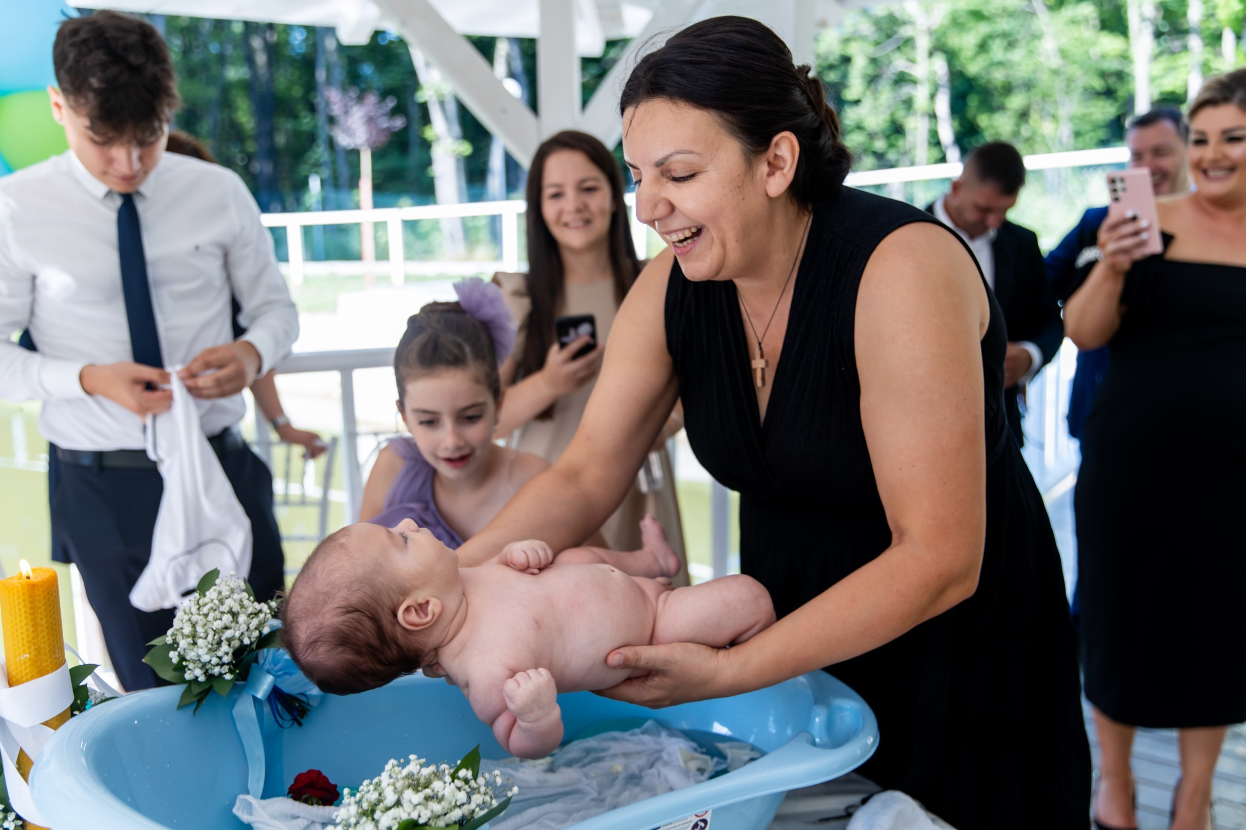 fotograf botez , fotografie botez Botoșani, fotograf Alin Chirilă, amintiri botez, fotografii botez, botez Miruna Parascheva, fotograf copii, fotografie botez în Botoșani-alt="botez , fotografie botez Alin Chirilă, amintiri botez, fotografii emoționante botez Botoșani"-- fotografii-botez-bebelus- amintiri-botez-micuț- moment-sfânt-crestinare- fotografie-emotionanta-botez- detalii-botez-bebelusi- parinti-fericiti-la-botez- fotograf-botez-profesionist- botez-in-biserica-ortodoxa- micuț-botezat-cu-emoție- zâmbete-și-lacrimi-la-botez- bebeluș-la-cristelniță- decor-botez-colorat- botez-cu-dragoste-și-credință- emotie-pura-la-botez- fotograf-botez-botosani- botez-iasi-suceava-fotograf- amintiri-nepretuite-botez-- Preotul ținându-l pe micuțul Mathias Gabriel la botez, în biserica Înălțarea Domnului, Copălău  - Detalii de la botezul lui Mathias – lumânare, trusou și icoană  - Familia lui Mathias Gabriel alături de micuț, în ziua botezului  - Portret emoționant cu mama și bebelușul în brațe, în biserică,fotograf profesionist evenimente Botoșani, Iași, Suceava, Fălticeni, Bacău, Pașcani, Roman - AlinoFotoStudio by Alin Chirilă - servicii foto nuntă, botez, cununie, ședințe foto creative, albume personalizate, fotografii emoționante și calitative pentru cele mai importante momente din viață,fotograf nuntă Botoșani Alin Chirilă,  ședință foto botez Iași - AlinoFotoStudio,  servicii fotograf profesionist evenimente Suceava,  fotograf cununie civilă Fălticeni - Alin Chirilă,  album foto nuntă personalizat Bacău.“Bebeluș botezat în biserică, ținut în brațe de nași”	•	“Detaliu cu lumânarea de botez decorată cu flori albe”	•	“Părinți emoționați alături de copilul lor la ceremonia de botez”	•	“Masa festivă de botez cu decor tematic și tort personalizat”	•	“Momentul în care preotul toarnă apă sfințită pe fruntea bebelușului”	“Bebeluș în rochie albă de botez, zâmbind în brațele mamei”	•	“Detaliu cu cruciulița de botez așezată pe o pernă de satin”	•	“Părinți și nași aprinzând lumânările în timpul ceremoniei de botez”	•	“Tort de botez decorat cu figurine tematice și numele copilului”	•	“Copil botezat dormind liniștit în pătuțul decorat festiv”	•	“Momentul în care preotul binecuvântează copilul în fața altarului”	•	“Invitați adunându-se în jurul mesei festive la petrecerea de botez”	•	“Bebeluș ținând în mână o jucărie personalizată primită la botez”	•	“Familie fericită pozând împreună după ceremonia de botez”	•	“Decor tematic cu baloane și flori la locația petrecerii de botez” fotograf Botoșani fotograf evenimente fotograf botez Alin Chirila fotograf alinofotostudio.fotograf botez Amelis Maria, fotografie botez Botoșani, fotograf Alin Chirilă, amintiri botez, fotografii botez, botez Amelis Maria, fotograf copii, fotografie botez în Botoșani,