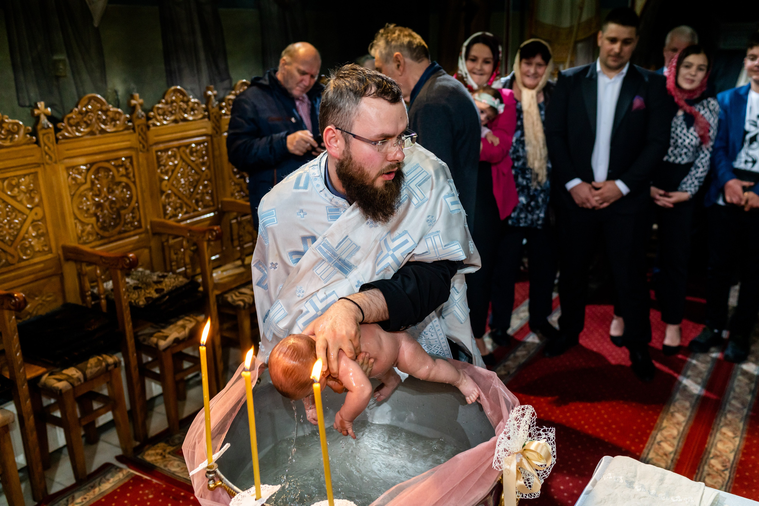 “Bebeluș botezat în biserică, ținut în brațe de nași”	•	“Detaliu cu lumânarea de botez decorată cu flori albe”	•	“Părinți emoționați alături de copilul lor la ceremonia de botez”	•	“Masa festivă de botez cu decor tematic și tort personalizat”	•	“Momentul în care preotul toarnă apă sfințită pe fruntea bebelușului”	“Bebeluș în rochie albă de botez, zâmbind în brațele mamei”	•	“Detaliu cu cruciulița de botez așezată pe o pernă de satin”	•	“Părinți și nași aprinzând lumânările în timpul ceremoniei de botez”	•	“Tort de botez decorat cu figurine tematice și numele copilului”	•	“Copil botezat dormind liniștit în pătuțul decorat festiv”	•	“Momentul în care preotul binecuvântează copilul în fața altarului”	•	“Invitați adunându-se în jurul mesei festive la petrecerea de botez”	•	“Bebeluș ținând în mână o jucărie personalizată primită la botez”	•	“Familie fericită pozând împreună după ceremonia de botez”	•	“Decor tematic cu baloane și flori la locația petrecerii de botez” fotograf Botoșani fotograf evenimente fotograf botez Alin Chirila fotograf alinofotostudio,- Preotul ținându-l pe micuțul Mathias Gabriel la botez, în biserica Înălțarea Domnului, Copălău  - Detalii de la botezul lui Mathias – lumânare, trusou și icoană  - Familia lui Mathias Gabriel alături de micuț, în ziua botezului  - Portret emoționant cu mama și bebelușul în brațe, în biserică,fotograf profesionist evenimente Botoșani, Iași, Suceava, Fălticeni, Bacău, Pașcani, Roman - AlinoFotoStudio by Alin Chirilă - servicii foto nuntă, botez, cununie, ședințe foto creative, albume personalizate, fotografii emoționante și calitative pentru cele mai importante momente din viață,fotograf nuntă Botoșani Alin Chirilă,  ședință foto botez Iași - AlinoFotoStudio,  servicii fotograf profesionist evenimente Suceava,  fotograf cununie civilă Fălticeni - Alin Chirilă,  album foto nuntă personalizat Bacău.“Bebeluș botezat în biserică, ținut în brațe de nași”	•	“Detaliu cu lumânarea de botez decorată cu flori albe”	•	“Părinți emoționați alături de copilul lor la ceremonia de botez”	•	“Masa festivă de botez cu decor tematic și tort personalizat”	•	“Momentul în care preotul toarnă apă sfințită pe fruntea bebelușului”	“Bebeluș în rochie albă de botez, zâmbind în brațele mamei”	•	“Detaliu cu cruciulița de botez așezată pe o pernă de satin”	•	“Părinți și nași aprinzând lumânările în timpul ceremoniei de botez”	•	“Tort de botez decorat cu figurine tematice și numele copilului”	•	“Copil botezat dormind liniștit în pătuțul decorat festiv”	•	“Momentul în care preotul binecuvântează copilul în fața altarului”	•	“Invitați adunându-se în jurul mesei festive la petrecerea de botez”	•	“Bebeluș ținând în mână o jucărie personalizată primită la botez”	•	“Familie fericită pozând împreună după ceremonia de botez”	•	“Decor tematic cu baloane și flori la locația petrecerii de botez” fotograf Botoșani fotograf evenimente fotograf botez Alin Chirila fotograf alinofotostudio.fotograf botez Amelis Maria, fotografie botez Botoșani, fotograf Alin Chirilă, amintiri botez, fotografii botez, botez Amelis Maria, fotograf copii, fotografie botez în Botoșani,