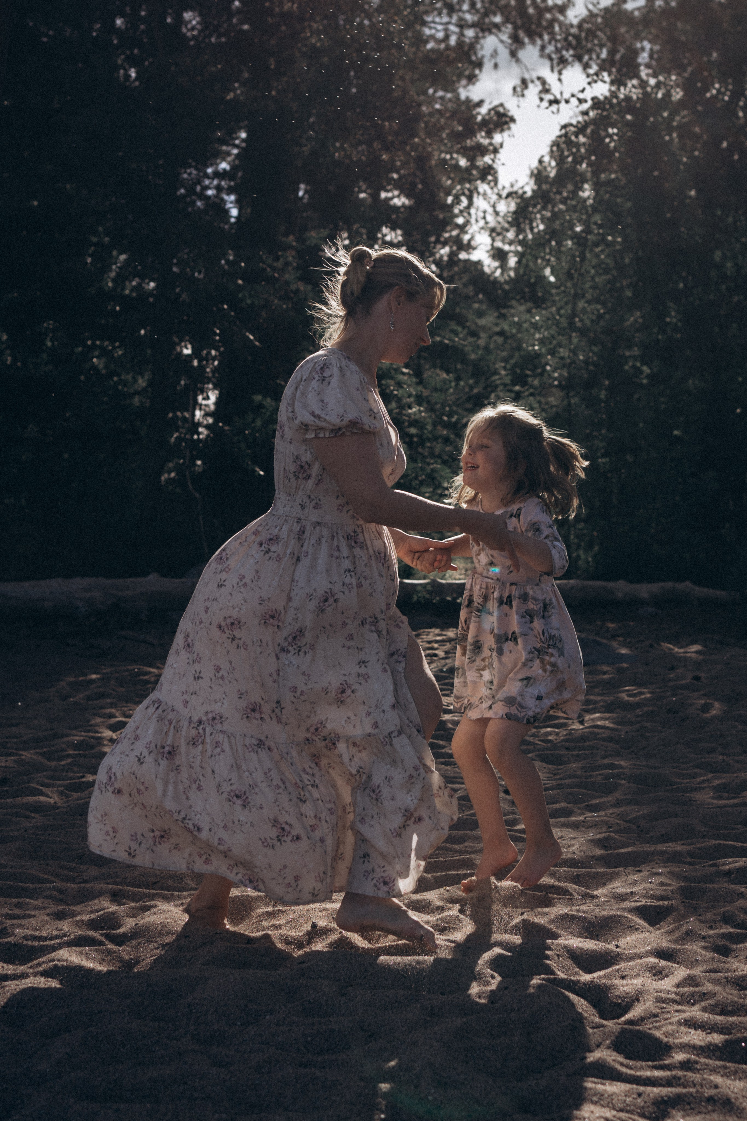 Sunny day on the cliffs. Family photographer in Helsinki, Victoria Guadagno