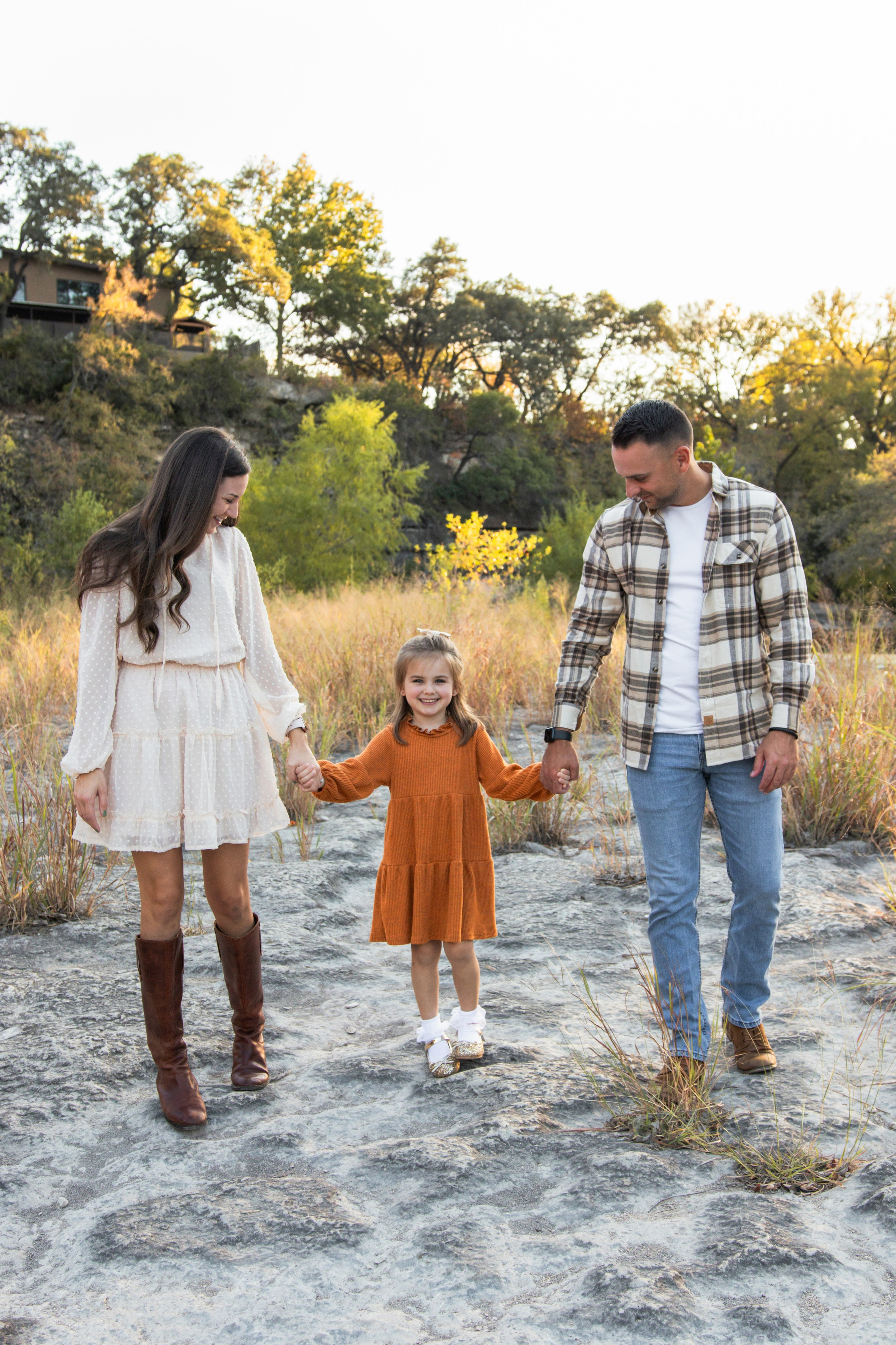 Family photoshoot at Bull Creek Park in Austin