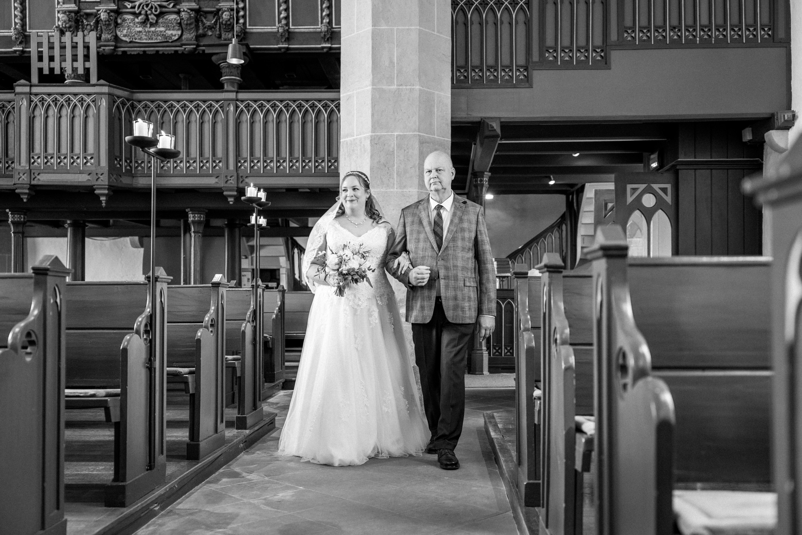 Kirchliche Trauung in Oerlinghausen – Emotionale Hochzeitsfotos & Stilvolle Reportagen!. Hochzeitsfotografin in Gütersloh | Authentische Hochzeitsreportagen | TK Photographie