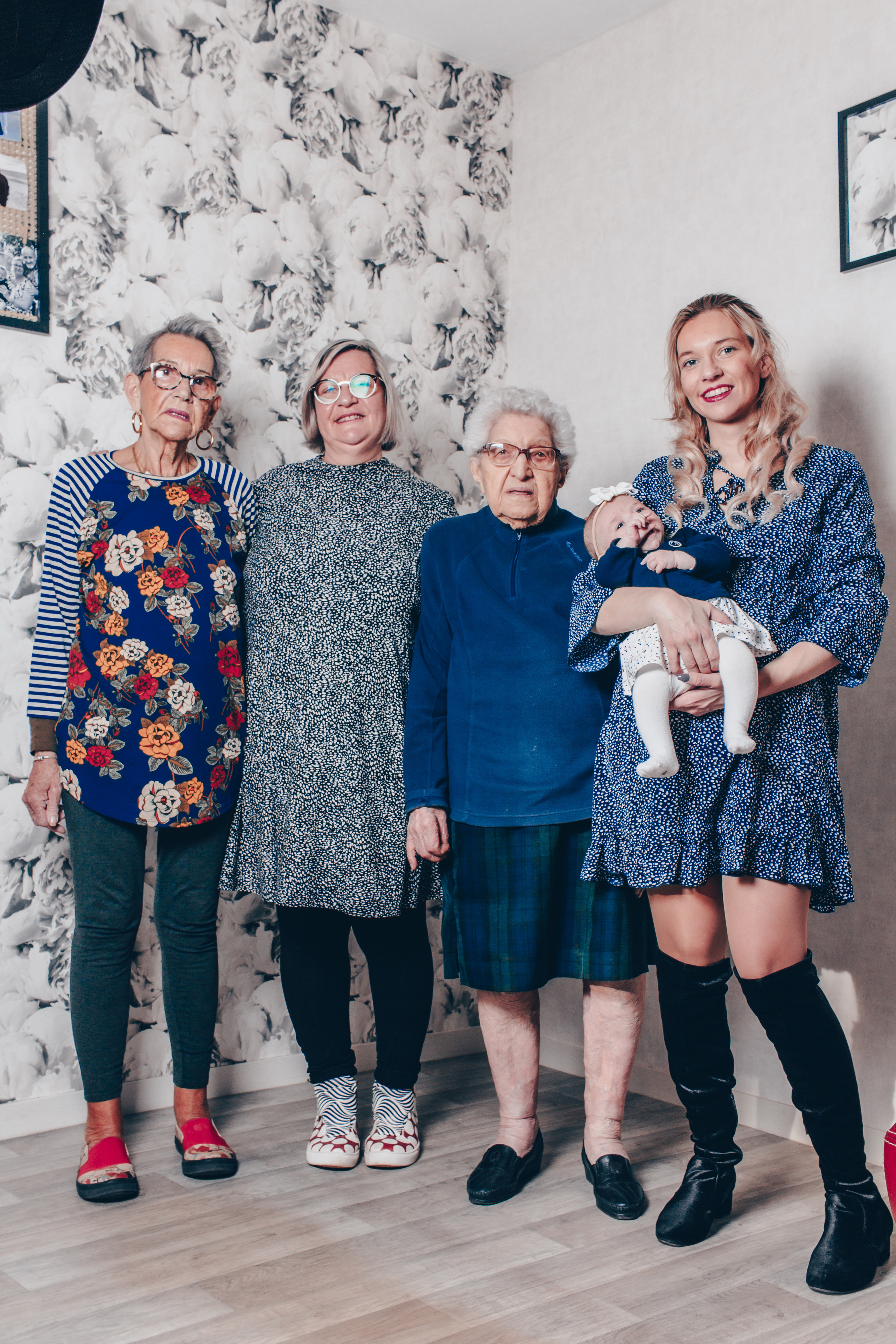 5 generations. Photographe professionnelle à Poitiers, Tours et Châtellerault | Studio photo entre Poitiers et Tours – portraits, familles, entreprises, ma