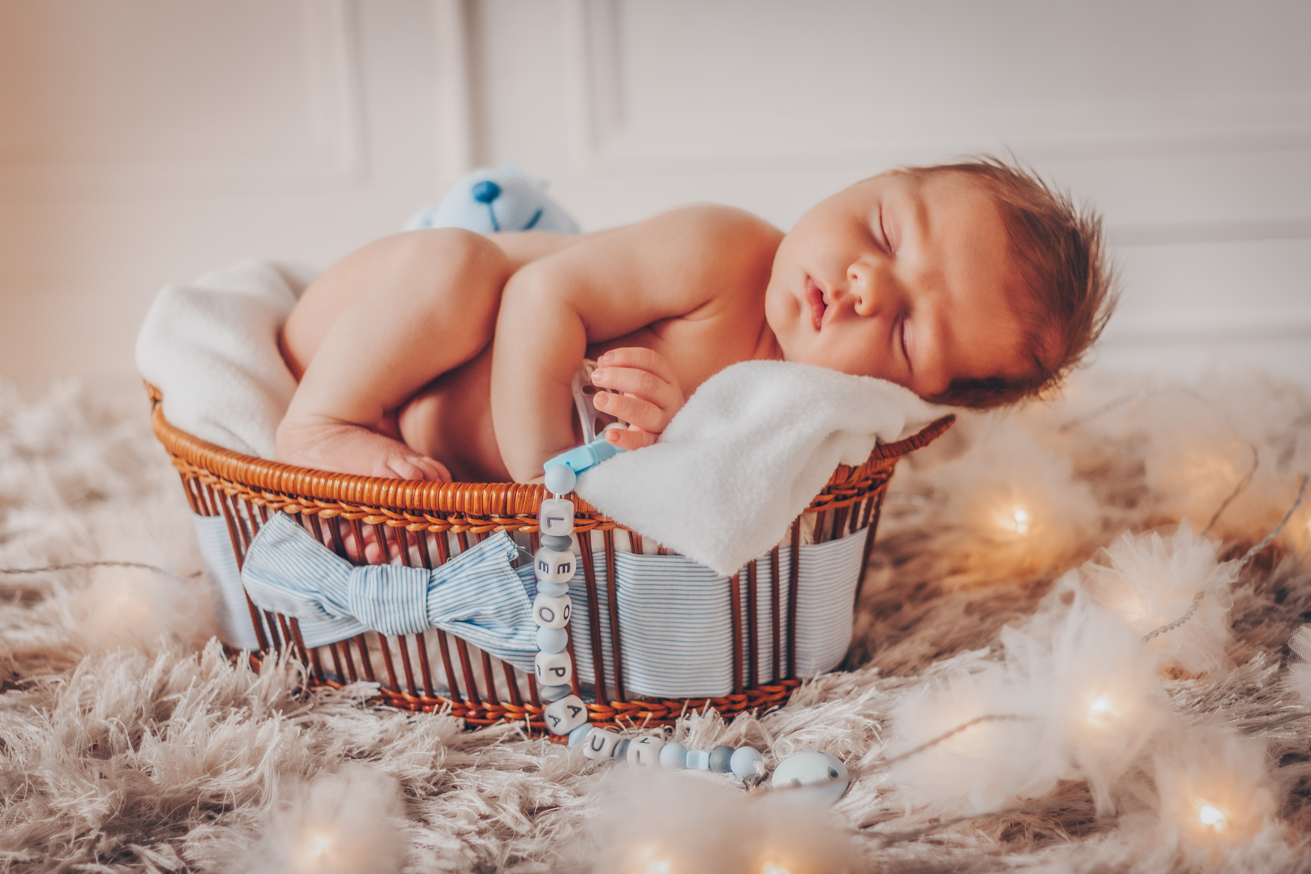 Photo de nouveau-né dans le panier avec deco