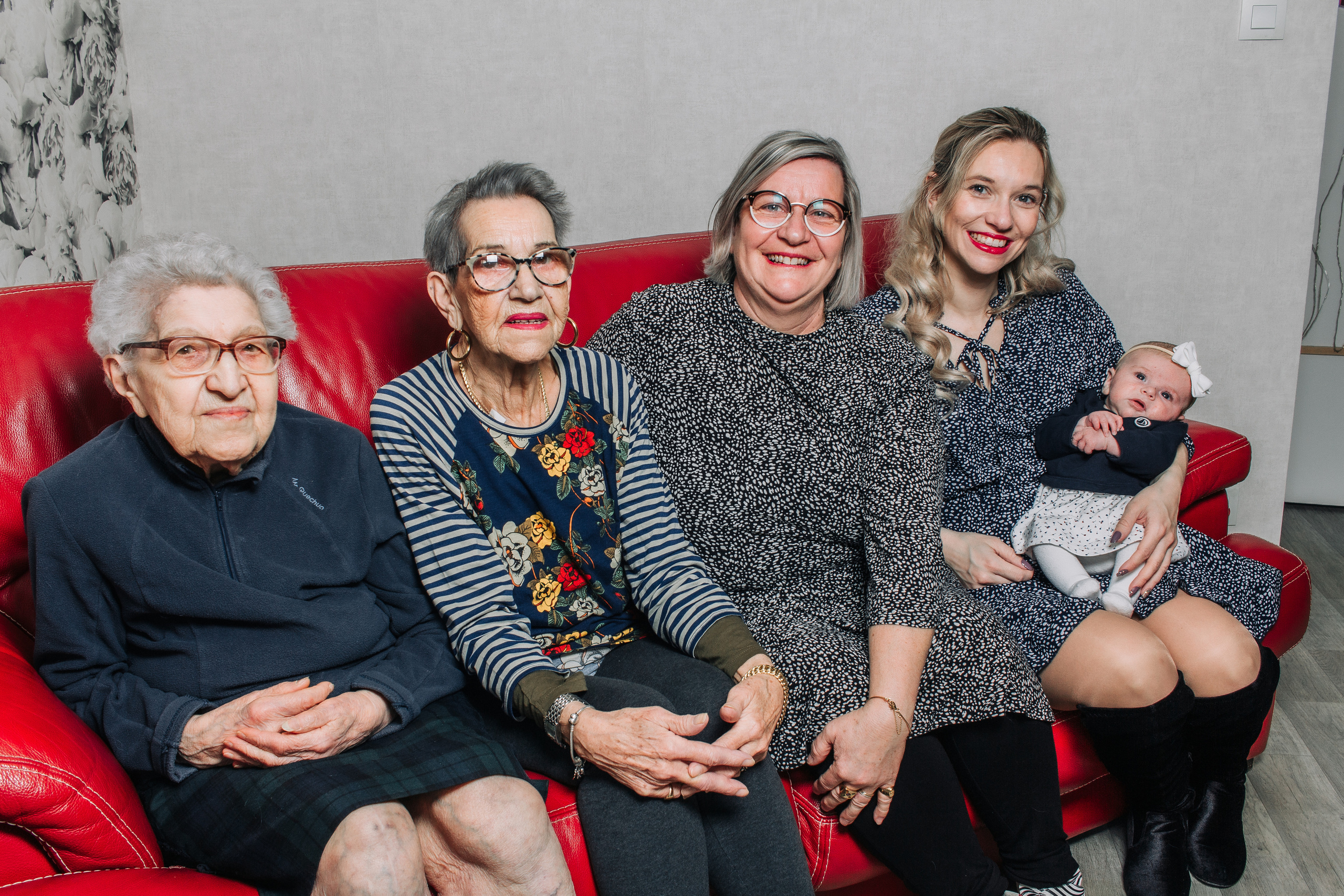 5 generations. Photographe professionnelle à Poitiers, Tours et Châtellerault | Studio photo entre Poitiers et Tours – portraits, familles, entreprises, ma