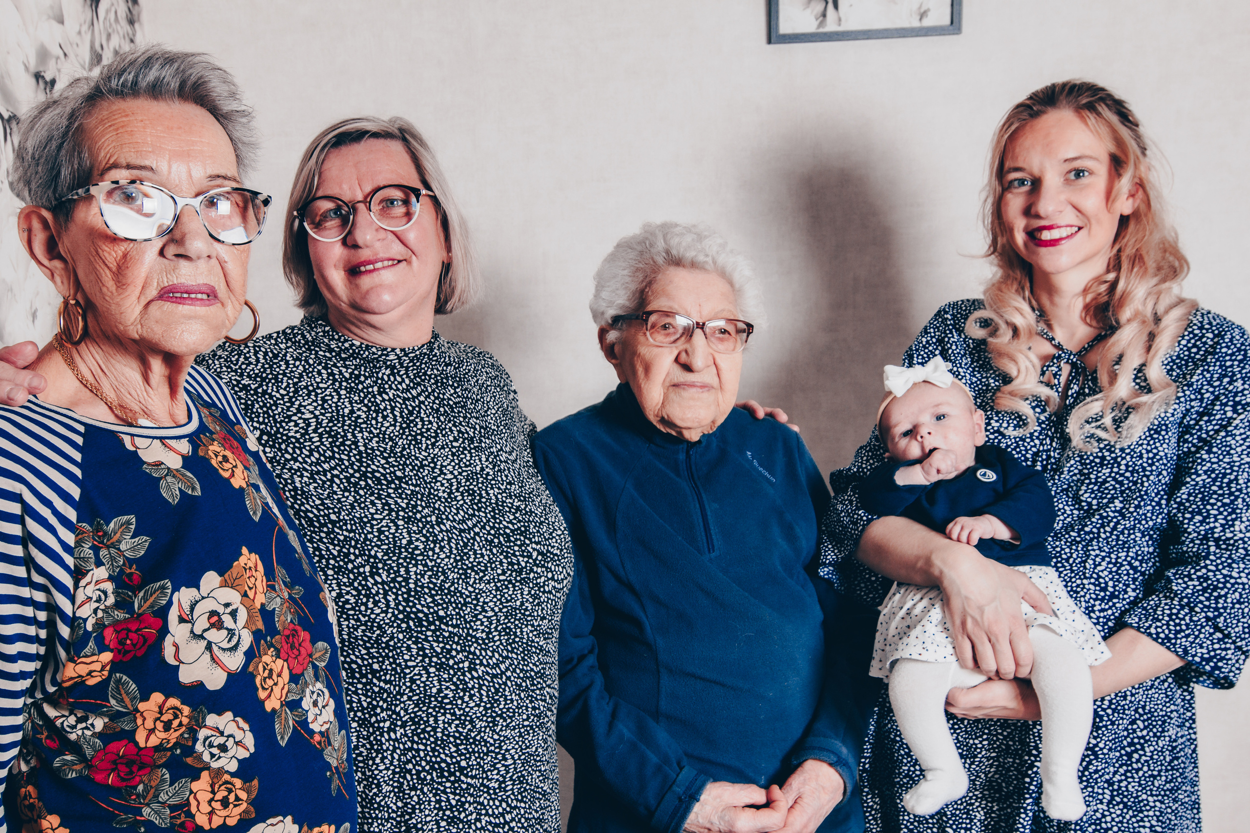 5 generations. Photographe professionnelle à Poitiers, Tours et Châtellerault | Studio photo entre Poitiers et Tours – portraits, familles, entreprises, ma