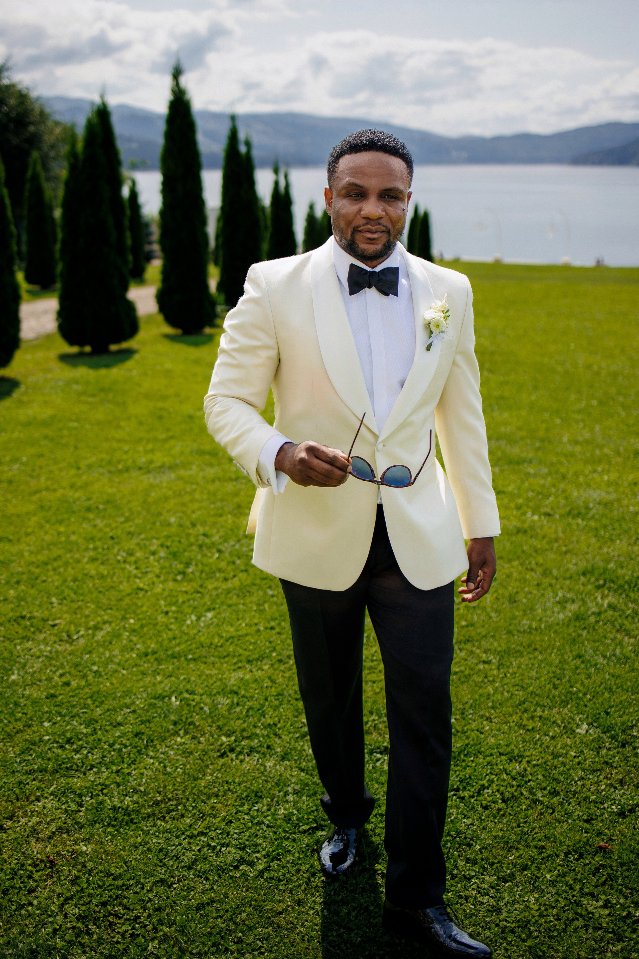 Wedding Photographer, based in Iasi, Romania, but will travel all over the globe to make sure you look amazing in all your wedding photos