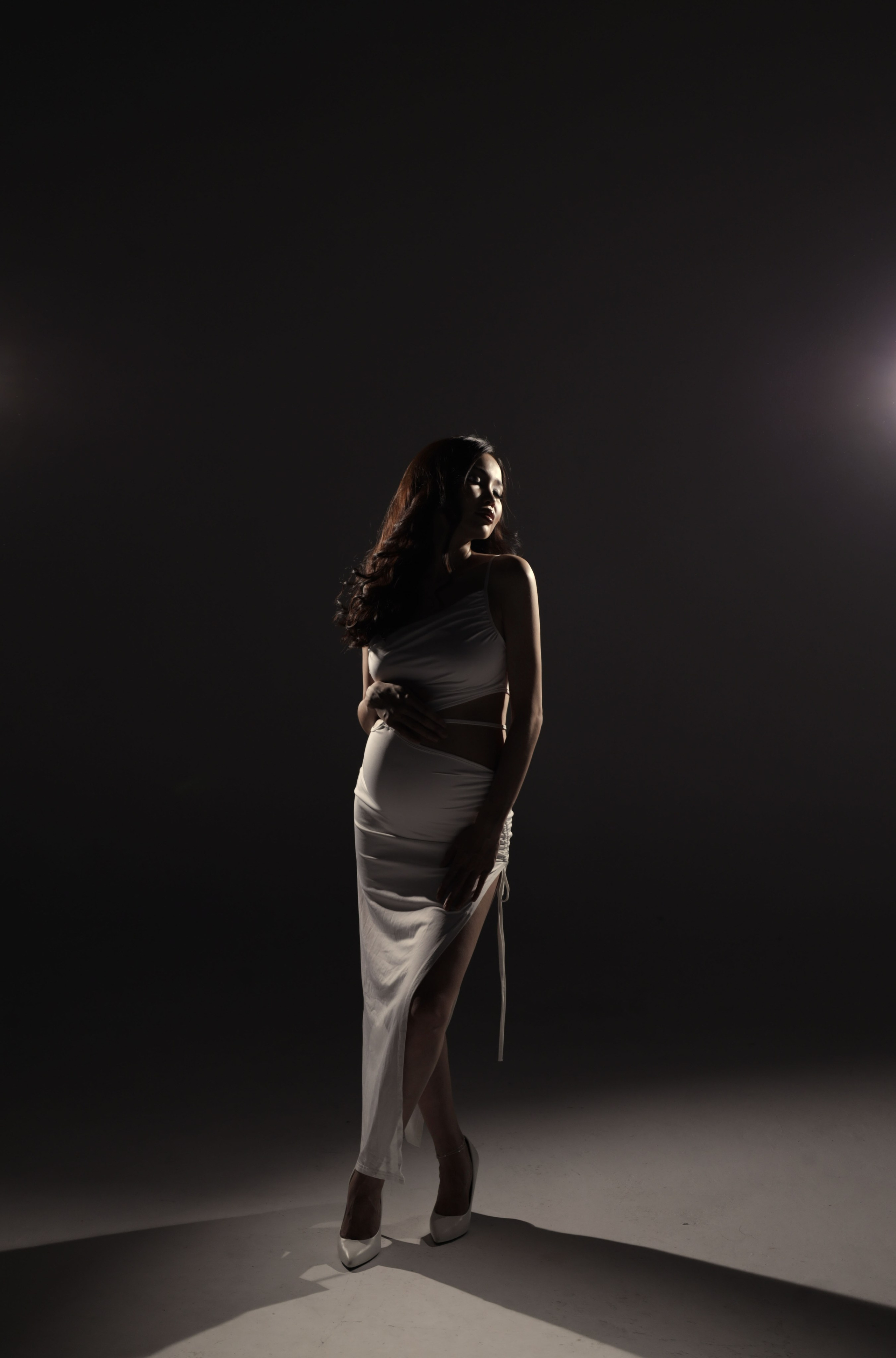 нереальное белое платье с интересным дизайном,разрез на ножке регулируемый. размер S\M