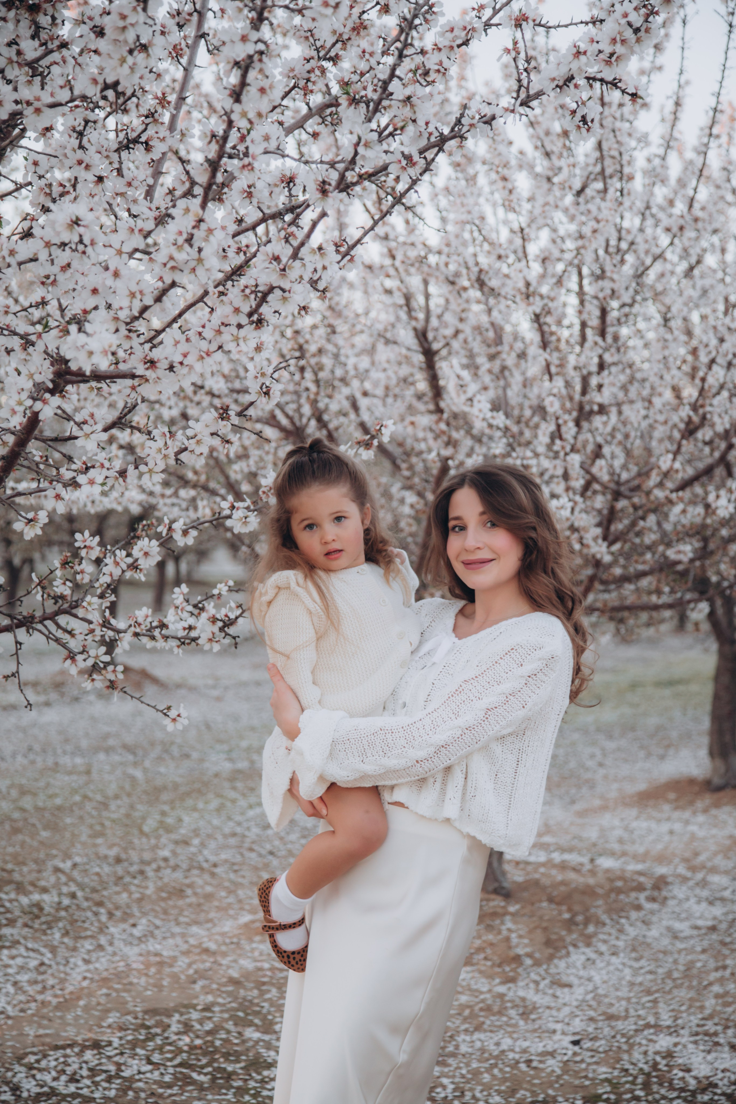 Family in nature. Family and children’s lifestyle photographer Elena Tumanova