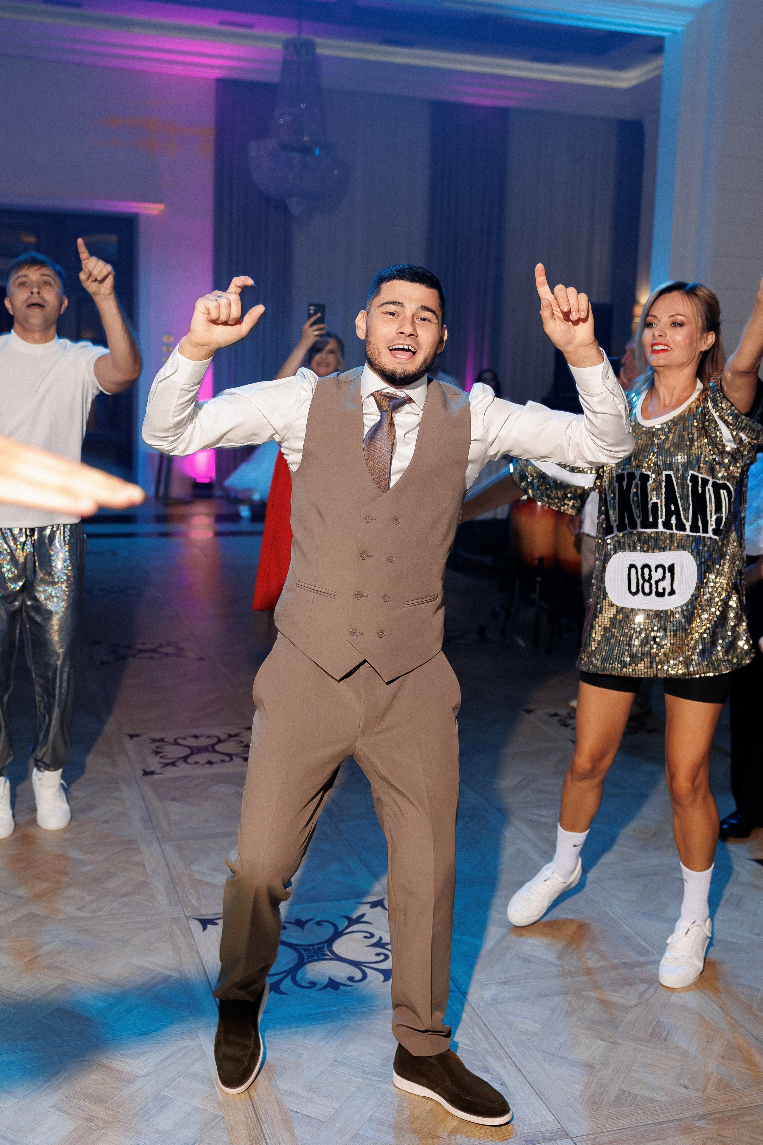 Eugen & Livia — Grand Elysee — Wedding Day. Servicii Foto și Video 067188353