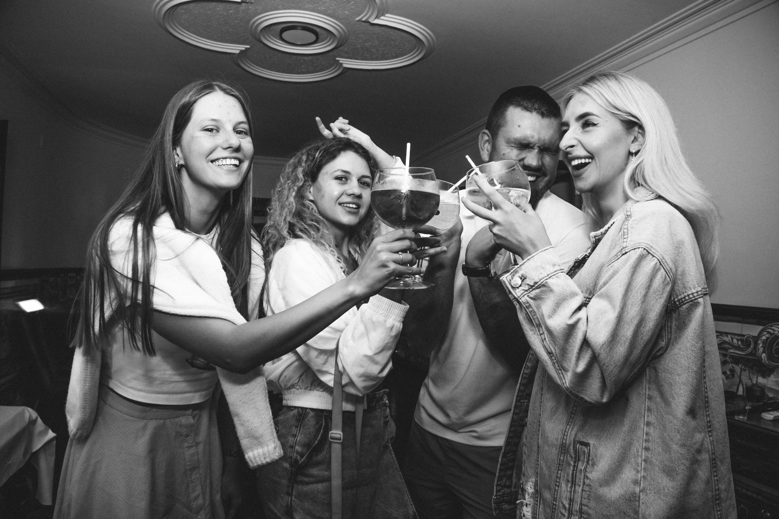 Pool party in  High Villa.  Cascais Sintra Lisbon. Валерія Сичова. Сімейний та репортажний фотограф в Португаліі