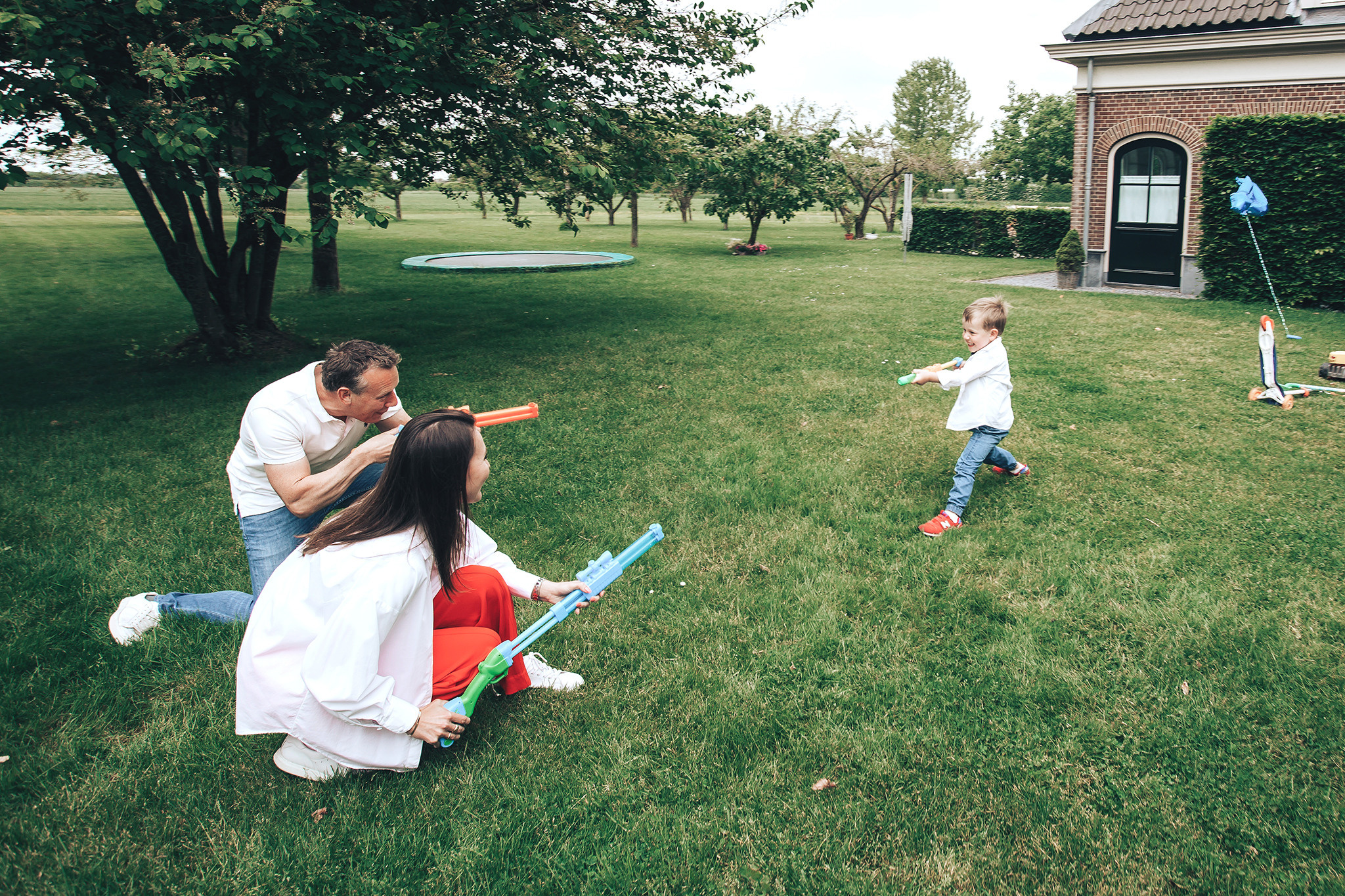 Catch me if you can!. Amina Gunenc - bruiloft- en familie fotograaf in Nederland