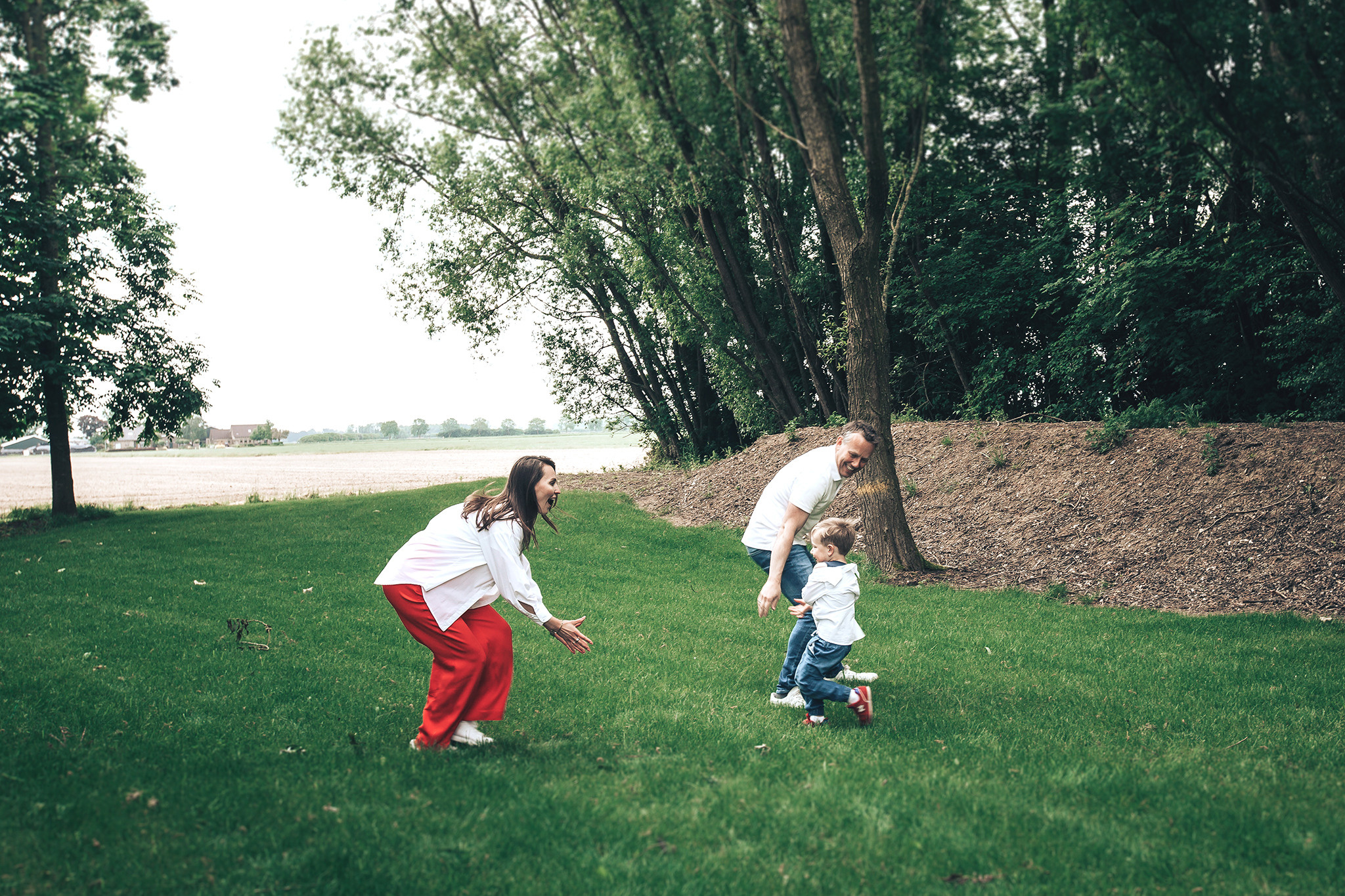 Catch me if you can!. Amina Gunenc - bruiloft- en familie fotograaf in Nederland