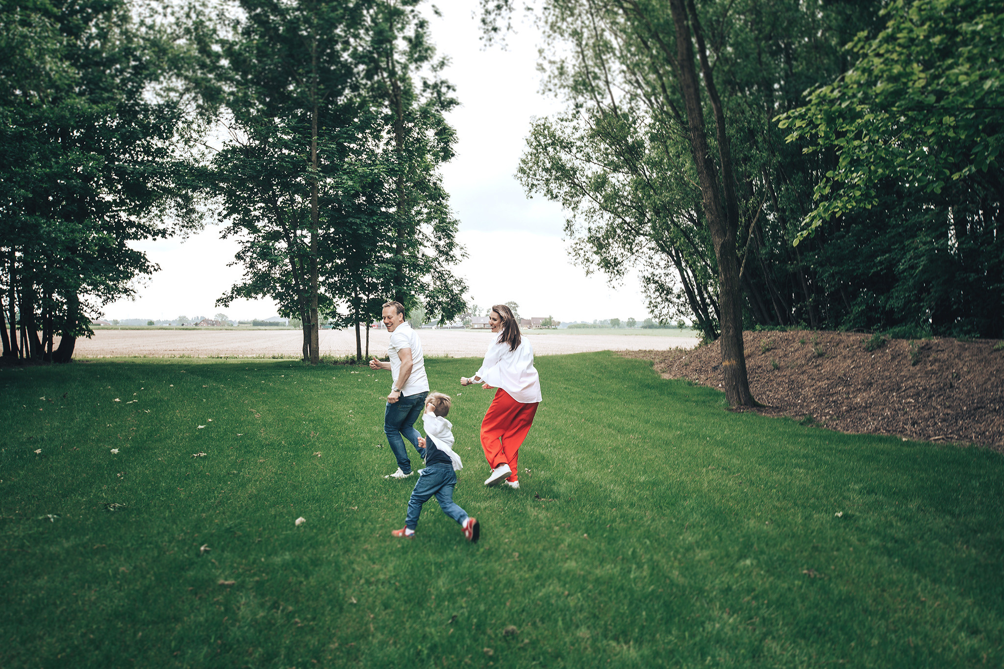 Catch me if you can!. Amina Gunenc - bruiloft- en familie fotograaf in Nederland