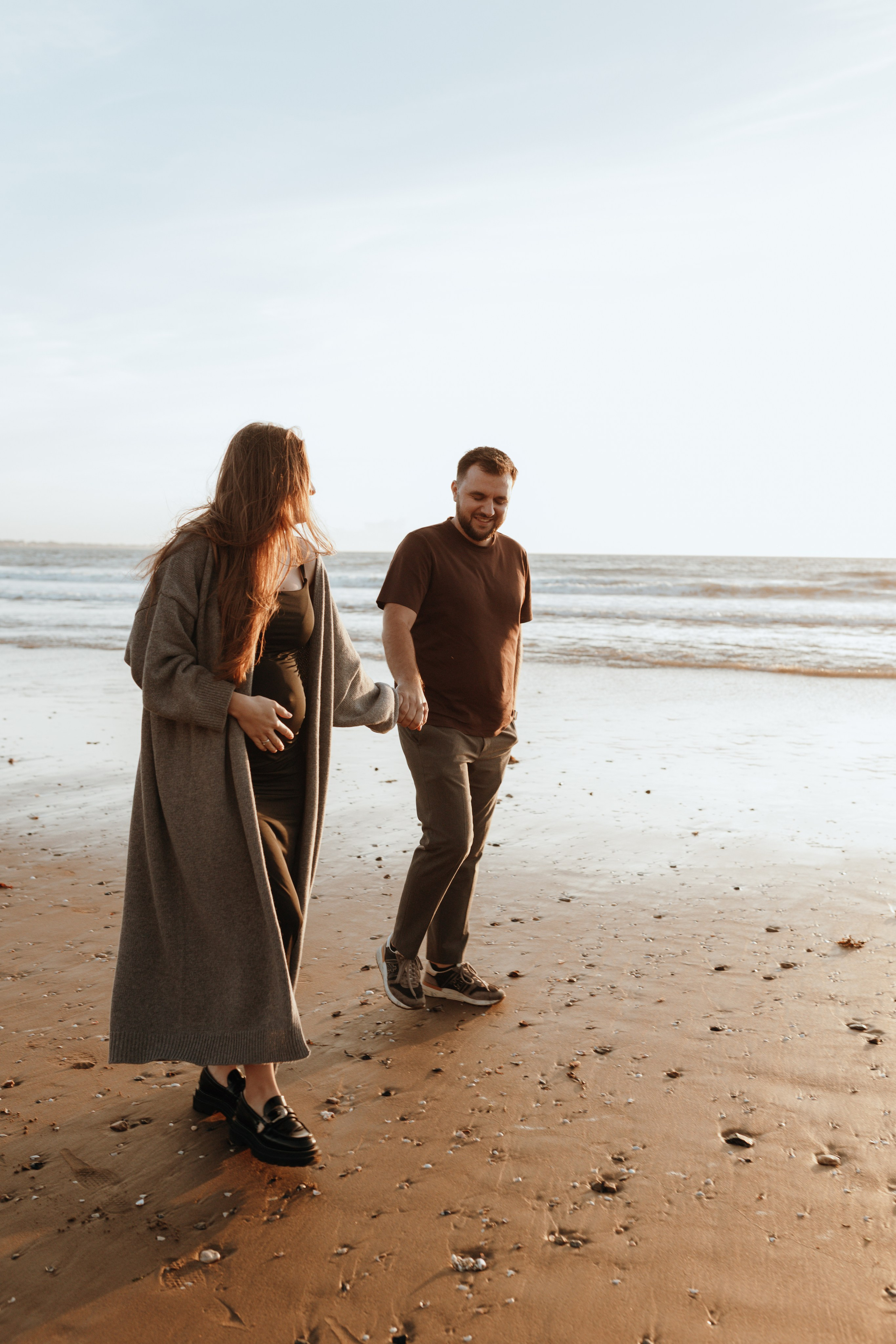Sunset maternity photoshoot. Annah Louwagie — Lifestyle photographer for couples, families & brands | France & worldwide