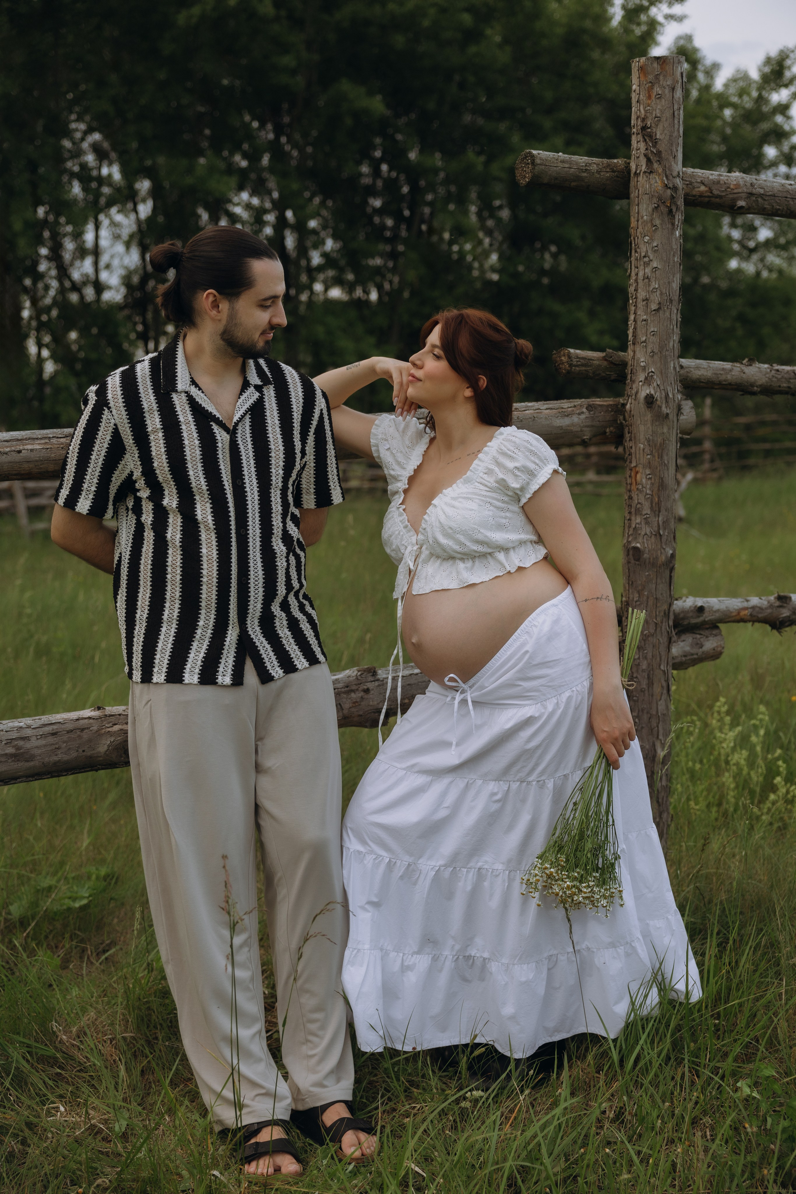 Lera & Maksim | laukimo fotosesija pievoje saulei besileidžiant. Vestuvių ir šeimų fotografė Lena Bondarenko / belove photo