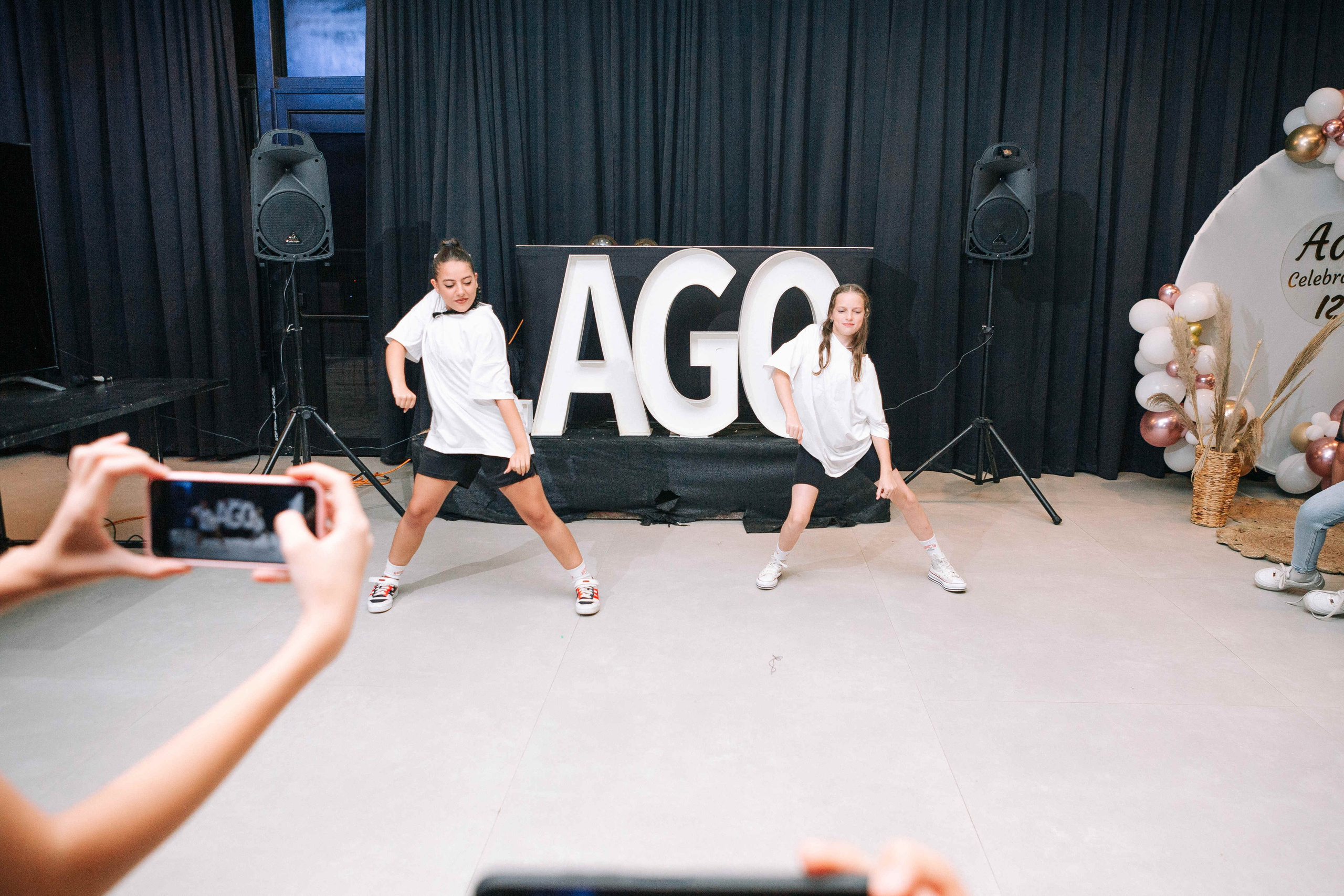 PARTY WITH FRIENDS. Https://shi-photo.com/