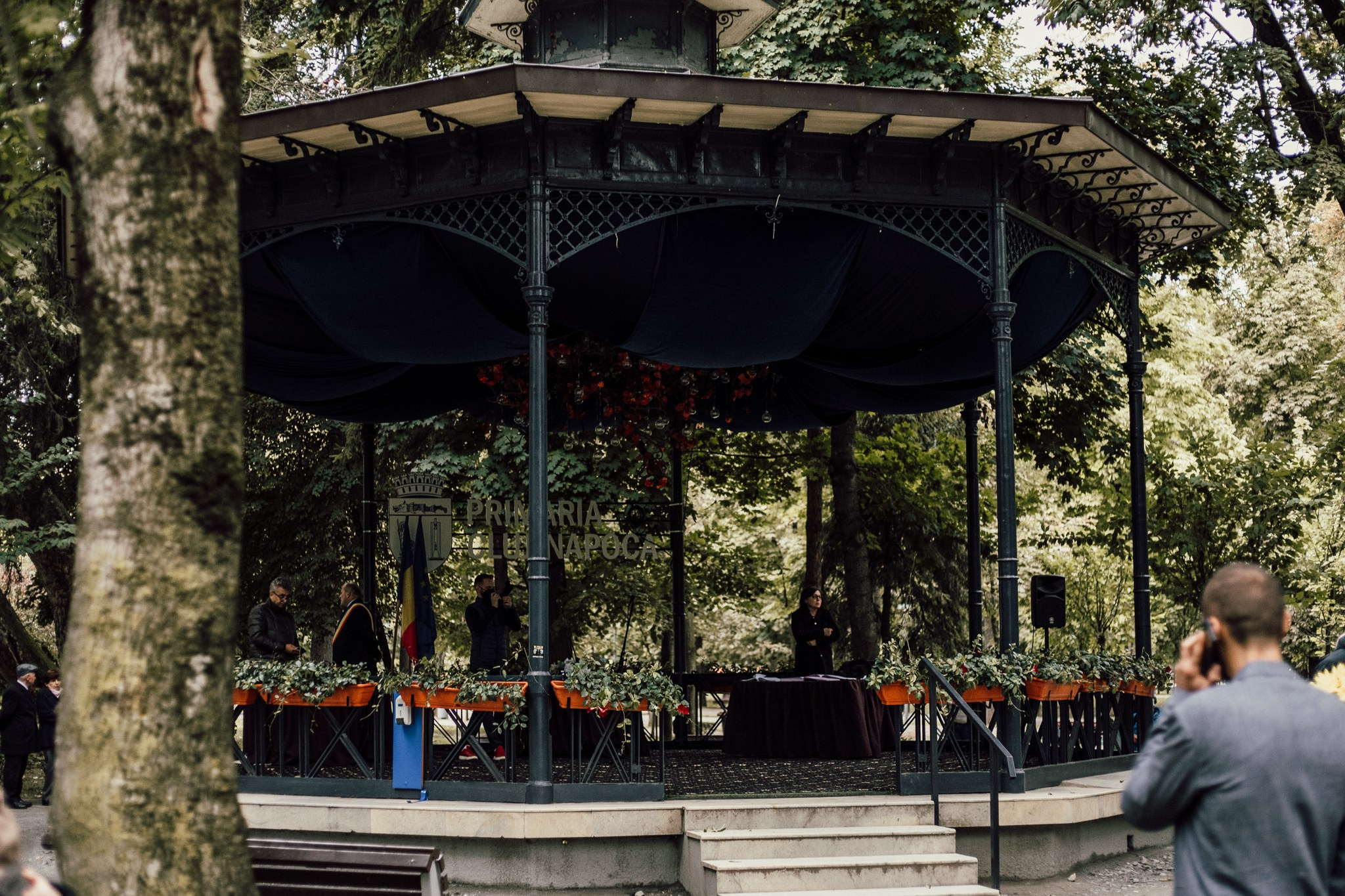 Fotograf stare civila la foisorul din Parcul Central din Cluj-Napoca. Horatiu Fat: Fotograf si Videograf Profesionist Nunta Cluj-Napoca