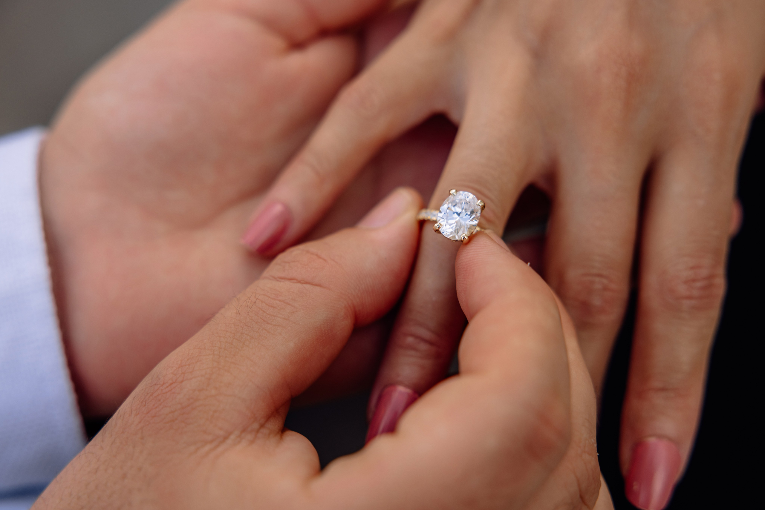 Nahaufnahme des Verlobungsrings auf der Hand der Braut